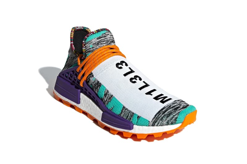 Pharrell x adidas Oringinals NMD Hu “Solar” の発売日が決定 トライバルな仕上がりが魅力的な全2色がまもなく市場に登場 Pharrell Williams(ファレル・ウィリアムス)と〈adidas Original(アディダス)〉がCrazy BYW “Ambition”に引き続き、NMD Hu “Solar”パックをリリースする。 トライバルな雰囲気を醸す本作は、立体感のあるグレイ/イエローのアッパーに眩しい赤色のアウトソールが映える一足、そして同じくグレイにターコイズブルーを差し込み、オレンジのソール&シューレースがアクセントをプラスした一足の全2色展開。アンクル部分を飾るマルチカラーのディテール、自由度の高いウェーブロープレース、締まりを加えるシルバーのヒールタブ、そしてパキっとしたホワイトのフルレングスBOOST™️ソールなど、見応えに富んだ仕上がりは、Pharrellのアイデンティティの象徴と言っても過言ではない。 NMD Hu “Solar”パックは、8月18日(現地時間)より〈adidas〉の一部取扱店舗にて発売開始とのことなので、気になる方はカレンダーのマークをお忘れなく。 ちなみに、N.E.R.D(エヌ.イー.アール.ディー.)の「FUJI ROCK FESTIVAL ‘18」出演を記念した国内限定モデル、PW Hu NMD NERDの詳細はもうチェックした?
