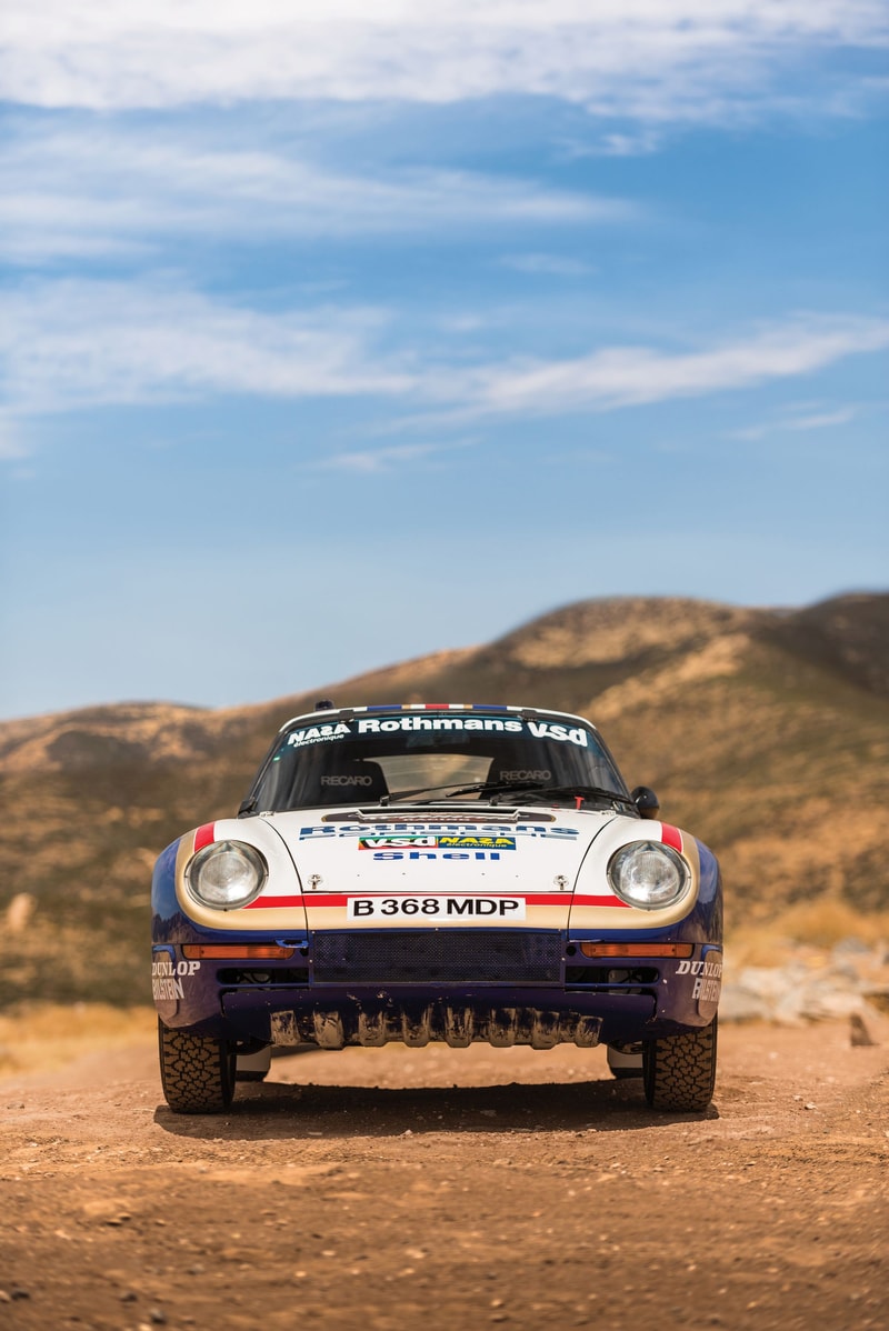 ダカールラリーで輝かしい成績を残した世界に6台しか存在しない Porsche 959 1980年代の「Porsche」の技術の結晶とも言える名車の価値は日本円に換算して…… 1980年後半に生産されたPorsche 959は、当時の「Porsche（ポルシェ）」が持つ技術を結集した1台である。本モデルはWRC（世界ラリー選手権）のグループBに参戦するために生産が開始されたものの、Henri Toivonen（ヘンリ・トイボネン）とSergio Cresto（セルジオ・クレスト）の死亡事故を筆頭に大惨事が相次ぎ、「FIA（国際自動車連盟）」が同カテゴリーの廃止およびホモロゲーション申請を受け付けない旨を発表したことで、当初の目的からの進路変更を余儀なくされる。だが、世界一過酷なモータースポーツ競技とも言われる「ダカール・ラリー」の参戦で輝かしい戦績を残し、それに伴う名声の獲得から1986年に市販化されるにまで至ったのだ。  市販モデルは最高出力450PS/6,500rpm、トルク51.0kgm/5,500rpmを発揮するエンジンを搭載。これはシリンダーヘッドのみ水冷の半空冷式水平対向6気筒935/82型エンジンをベースに、公道での使用に耐えられる改良を加えたものである。だが、本稿で取り上げているパリダカールモデルは6台しか製造されなかったモデルは走行性能を高める調節可能なサスペンションに全地形ホイールを履くことで、足回りがダカール仕様の設計となっているのだ。  ラリー感のある外装デザインやバケットシートなど、911とは似て非なるSSS級の希少価値を持つPorsche 959は、10月27日（現地時間）にアトランタで開催される「RM Sotheby」に出品される予定で、推定落札価格は3億5,000万円前後にもおよぶとのこと。今後お目にかかれる可能性も低いので、是非この機会に上のフォトギャラリーからその唯一無二のデザインをチェックしてみてはいかがだろうか。  Robert Downey Jr.（ロバート・ダウニー・ジュニア）が購入した1970年産のMustang Boss 302や、GT-Rの50周年を記念する限定プロトタイプ車など、その他の自動車関連ニュースもあわせてご確認を。