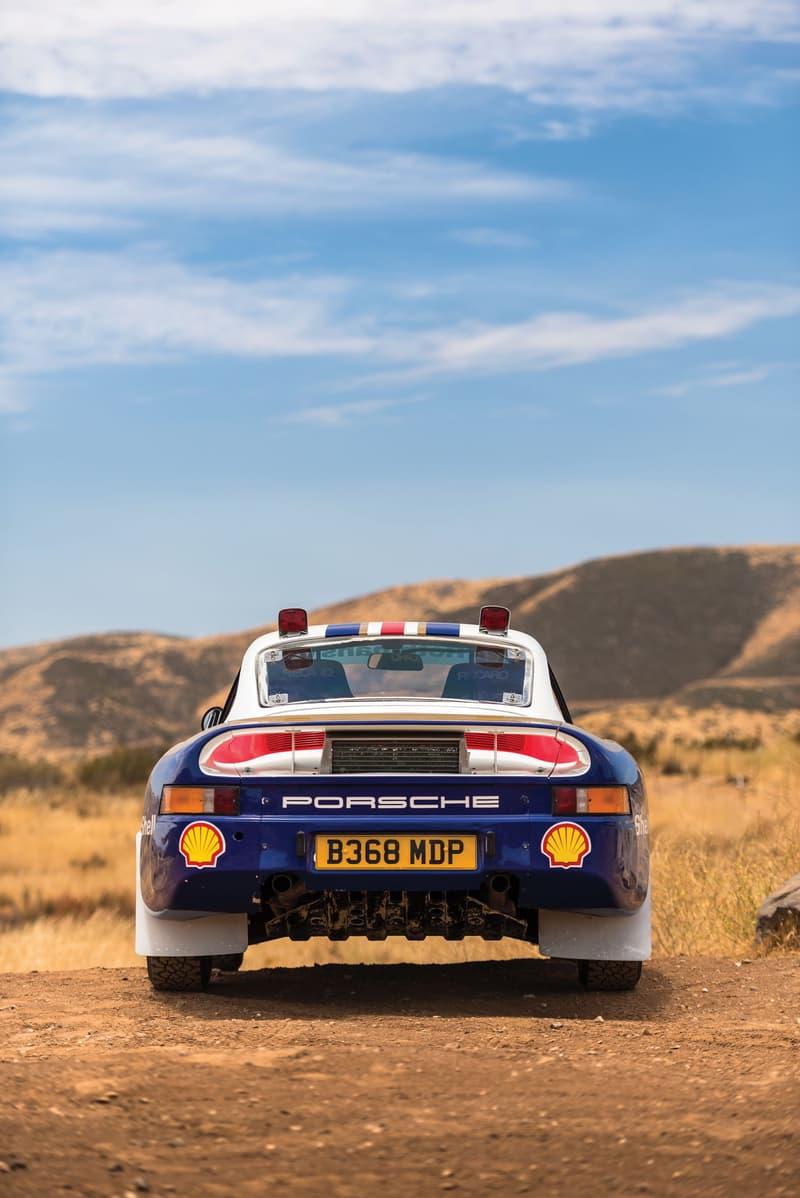 ダカールラリーで輝かしい成績を残した世界に6台しか存在しない Porsche 959 1980年代の「Porsche」の技術の結晶とも言える名車の価値は日本円に換算して…… 1980年後半に生産されたPorsche 959は、当時の「Porsche（ポルシェ）」が持つ技術を結集した1台である。本モデルはWRC（世界ラリー選手権）のグループBに参戦するために生産が開始されたものの、Henri Toivonen（ヘンリ・トイボネン）とSergio Cresto（セルジオ・クレスト）の死亡事故を筆頭に大惨事が相次ぎ、「FIA（国際自動車連盟）」が同カテゴリーの廃止およびホモロゲーション申請を受け付けない旨を発表したことで、当初の目的からの進路変更を余儀なくされる。だが、世界一過酷なモータースポーツ競技とも言われる「ダカール・ラリー」の参戦で輝かしい戦績を残し、それに伴う名声の獲得から1986年に市販化されるにまで至ったのだ。  市販モデルは最高出力450PS/6,500rpm、トルク51.0kgm/5,500rpmを発揮するエンジンを搭載。これはシリンダーヘッドのみ水冷の半空冷式水平対向6気筒935/82型エンジンをベースに、公道での使用に耐えられる改良を加えたものである。だが、本稿で取り上げているパリダカールモデルは6台しか製造されなかったモデルは走行性能を高める調節可能なサスペンションに全地形ホイールを履くことで、足回りがダカール仕様の設計となっているのだ。  ラリー感のある外装デザインやバケットシートなど、911とは似て非なるSSS級の希少価値を持つPorsche 959は、10月27日（現地時間）にアトランタで開催される「RM Sotheby」に出品される予定で、推定落札価格は3億5,000万円前後にもおよぶとのこと。今後お目にかかれる可能性も低いので、是非この機会に上のフォトギャラリーからその唯一無二のデザインをチェックしてみてはいかがだろうか。  Robert Downey Jr.（ロバート・ダウニー・ジュニア）が購入した1970年産のMustang Boss 302や、GT-Rの50周年を記念する限定プロトタイプ車など、その他の自動車関連ニュースもあわせてご確認を。