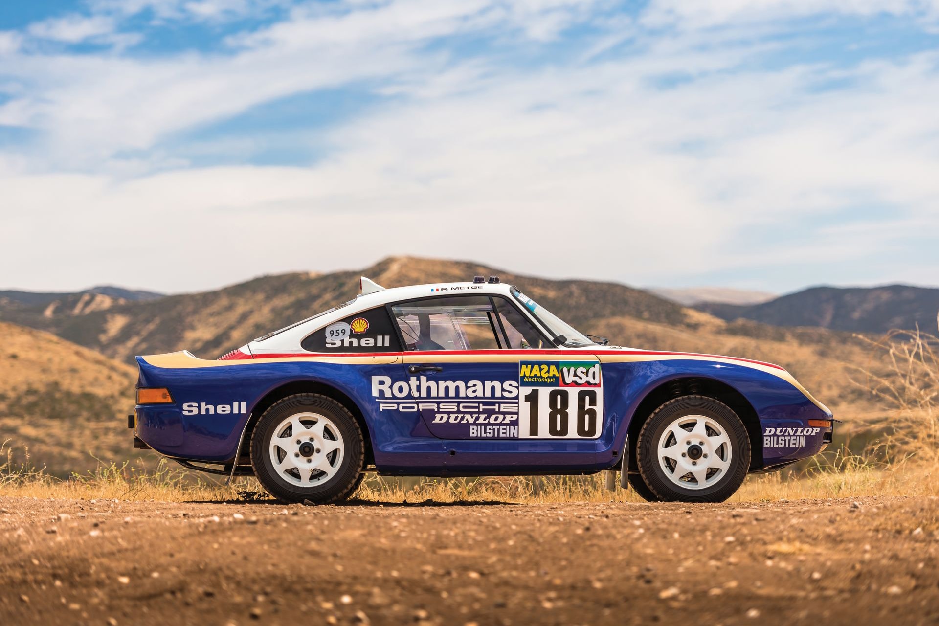 ダカールラリーで輝かしい成績を残した世界に6台しか存在しない Porsche 959 1980年代の「Porsche」の技術の結晶とも言える名車の価値は日本円に換算して…… 1980年後半に生産されたPorsche 959は、当時の「Porsche（ポルシェ）」が持つ技術を結集した1台である。本モデルはWRC（世界ラリー選手権）のグループBに参戦するために生産が開始されたものの、Henri Toivonen（ヘンリ・トイボネン）とSergio Cresto（セルジオ・クレスト）の死亡事故を筆頭に大惨事が相次ぎ、「FIA（国際自動車連盟）」が同カテゴリーの廃止およびホモロゲーション申請を受け付けない旨を発表したことで、当初の目的からの進路変更を余儀なくされる。だが、世界一過酷なモータースポーツ競技とも言われる「ダカール・ラリー」の参戦で輝かしい戦績を残し、それに伴う名声の獲得から1986年に市販化されるにまで至ったのだ。  市販モデルは最高出力450PS/6,500rpm、トルク51.0kgm/5,500rpmを発揮するエンジンを搭載。これはシリンダーヘッドのみ水冷の半空冷式水平対向6気筒935/82型エンジンをベースに、公道での使用に耐えられる改良を加えたものである。だが、本稿で取り上げているパリダカールモデルは6台しか製造されなかったモデルは走行性能を高める調節可能なサスペンションに全地形ホイールを履くことで、足回りがダカール仕様の設計となっているのだ。  ラリー感のある外装デザインやバケットシートなど、911とは似て非なるSSS級の希少価値を持つPorsche 959は、10月27日（現地時間）にアトランタで開催される「RM Sotheby」に出品される予定で、推定落札価格は3億5,000万円前後にもおよぶとのこと。今後お目にかかれる可能性も低いので、是非この機会に上のフォトギャラリーからその唯一無二のデザインをチェックしてみてはいかがだろうか。  Robert Downey Jr.（ロバート・ダウニー・ジュニア）が購入した1970年産のMustang Boss 302や、GT-Rの50周年を記念する限定プロトタイプ車など、その他の自動車関連ニュースもあわせてご確認を。