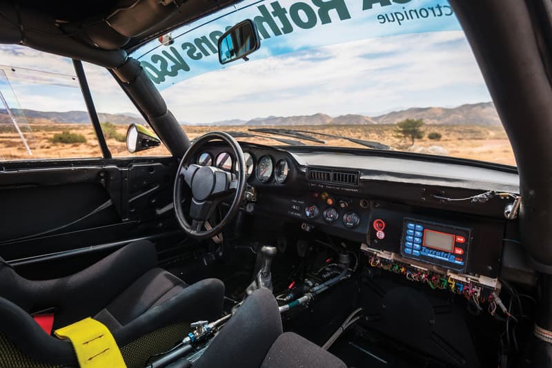 ダカールラリーで輝かしい成績を残した世界に6台しか存在しない Porsche 959 1980年代の「Porsche」の技術の結晶とも言える名車の価値は日本円に換算して…… 1980年後半に生産されたPorsche 959は、当時の「Porsche（ポルシェ）」が持つ技術を結集した1台である。本モデルはWRC（世界ラリー選手権）のグループBに参戦するために生産が開始されたものの、Henri Toivonen（ヘンリ・トイボネン）とSergio Cresto（セルジオ・クレスト）の死亡事故を筆頭に大惨事が相次ぎ、「FIA（国際自動車連盟）」が同カテゴリーの廃止およびホモロゲーション申請を受け付けない旨を発表したことで、当初の目的からの進路変更を余儀なくされる。だが、世界一過酷なモータースポーツ競技とも言われる「ダカール・ラリー」の参戦で輝かしい戦績を残し、それに伴う名声の獲得から1986年に市販化されるにまで至ったのだ。  市販モデルは最高出力450PS/6,500rpm、トルク51.0kgm/5,500rpmを発揮するエンジンを搭載。これはシリンダーヘッドのみ水冷の半空冷式水平対向6気筒935/82型エンジンをベースに、公道での使用に耐えられる改良を加えたものである。だが、本稿で取り上げているパリダカールモデルは6台しか製造されなかったモデルは走行性能を高める調節可能なサスペンションに全地形ホイールを履くことで、足回りがダカール仕様の設計となっているのだ。  ラリー感のある外装デザインやバケットシートなど、911とは似て非なるSSS級の希少価値を持つPorsche 959は、10月27日（現地時間）にアトランタで開催される「RM Sotheby」に出品される予定で、推定落札価格は3億5,000万円前後にもおよぶとのこと。今後お目にかかれる可能性も低いので、是非この機会に上のフォトギャラリーからその唯一無二のデザインをチェックしてみてはいかがだろうか。  Robert Downey Jr.（ロバート・ダウニー・ジュニア）が購入した1970年産のMustang Boss 302や、GT-Rの50周年を記念する限定プロトタイプ車など、その他の自動車関連ニュースもあわせてご確認を。