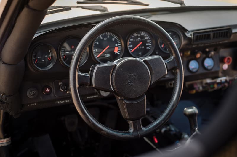 ダカールラリーで輝かしい成績を残した世界に6台しか存在しない Porsche 959 1980年代の「Porsche」の技術の結晶とも言える名車の価値は日本円に換算して…… 1980年後半に生産されたPorsche 959は、当時の「Porsche（ポルシェ）」が持つ技術を結集した1台である。本モデルはWRC（世界ラリー選手権）のグループBに参戦するために生産が開始されたものの、Henri Toivonen（ヘンリ・トイボネン）とSergio Cresto（セルジオ・クレスト）の死亡事故を筆頭に大惨事が相次ぎ、「FIA（国際自動車連盟）」が同カテゴリーの廃止およびホモロゲーション申請を受け付けない旨を発表したことで、当初の目的からの進路変更を余儀なくされる。だが、世界一過酷なモータースポーツ競技とも言われる「ダカール・ラリー」の参戦で輝かしい戦績を残し、それに伴う名声の獲得から1986年に市販化されるにまで至ったのだ。  市販モデルは最高出力450PS/6,500rpm、トルク51.0kgm/5,500rpmを発揮するエンジンを搭載。これはシリンダーヘッドのみ水冷の半空冷式水平対向6気筒935/82型エンジンをベースに、公道での使用に耐えられる改良を加えたものである。だが、本稿で取り上げているパリダカールモデルは6台しか製造されなかったモデルは走行性能を高める調節可能なサスペンションに全地形ホイールを履くことで、足回りがダカール仕様の設計となっているのだ。  ラリー感のある外装デザインやバケットシートなど、911とは似て非なるSSS級の希少価値を持つPorsche 959は、10月27日（現地時間）にアトランタで開催される「RM Sotheby」に出品される予定で、推定落札価格は3億5,000万円前後にもおよぶとのこと。今後お目にかかれる可能性も低いので、是非この機会に上のフォトギャラリーからその唯一無二のデザインをチェックしてみてはいかがだろうか。  Robert Downey Jr.（ロバート・ダウニー・ジュニア）が購入した1970年産のMustang Boss 302や、GT-Rの50周年を記念する限定プロトタイプ車など、その他の自動車関連ニュースもあわせてご確認を。