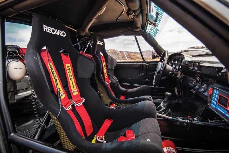 ダカールラリーで輝かしい成績を残した世界に6台しか存在しない Porsche 959 1980年代の「Porsche」の技術の結晶とも言える名車の価値は日本円に換算して…… 1980年後半に生産されたPorsche 959は、当時の「Porsche（ポルシェ）」が持つ技術を結集した1台である。本モデルはWRC（世界ラリー選手権）のグループBに参戦するために生産が開始されたものの、Henri Toivonen（ヘンリ・トイボネン）とSergio Cresto（セルジオ・クレスト）の死亡事故を筆頭に大惨事が相次ぎ、「FIA（国際自動車連盟）」が同カテゴリーの廃止およびホモロゲーション申請を受け付けない旨を発表したことで、当初の目的からの進路変更を余儀なくされる。だが、世界一過酷なモータースポーツ競技とも言われる「ダカール・ラリー」の参戦で輝かしい戦績を残し、それに伴う名声の獲得から1986年に市販化されるにまで至ったのだ。  市販モデルは最高出力450PS/6,500rpm、トルク51.0kgm/5,500rpmを発揮するエンジンを搭載。これはシリンダーヘッドのみ水冷の半空冷式水平対向6気筒935/82型エンジンをベースに、公道での使用に耐えられる改良を加えたものである。だが、本稿で取り上げているパリダカールモデルは6台しか製造されなかったモデルは走行性能を高める調節可能なサスペンションに全地形ホイールを履くことで、足回りがダカール仕様の設計となっているのだ。  ラリー感のある外装デザインやバケットシートなど、911とは似て非なるSSS級の希少価値を持つPorsche 959は、10月27日（現地時間）にアトランタで開催される「RM Sotheby」に出品される予定で、推定落札価格は3億5,000万円前後にもおよぶとのこと。今後お目にかかれる可能性も低いので、是非この機会に上のフォトギャラリーからその唯一無二のデザインをチェックしてみてはいかがだろうか。  Robert Downey Jr.（ロバート・ダウニー・ジュニア）が購入した1970年産のMustang Boss 302や、GT-Rの50周年を記念する限定プロトタイプ車など、その他の自動車関連ニュースもあわせてご確認を。