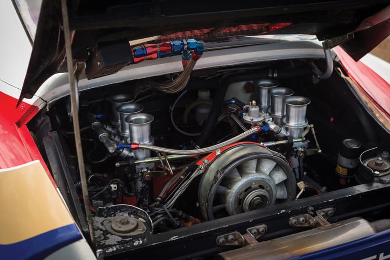 ダカールラリーで輝かしい成績を残した世界に6台しか存在しない Porsche 959 1980年代の「Porsche」の技術の結晶とも言える名車の価値は日本円に換算して…… 1980年後半に生産されたPorsche 959は、当時の「Porsche（ポルシェ）」が持つ技術を結集した1台である。本モデルはWRC（世界ラリー選手権）のグループBに参戦するために生産が開始されたものの、Henri Toivonen（ヘンリ・トイボネン）とSergio Cresto（セルジオ・クレスト）の死亡事故を筆頭に大惨事が相次ぎ、「FIA（国際自動車連盟）」が同カテゴリーの廃止およびホモロゲーション申請を受け付けない旨を発表したことで、当初の目的からの進路変更を余儀なくされる。だが、世界一過酷なモータースポーツ競技とも言われる「ダカール・ラリー」の参戦で輝かしい戦績を残し、それに伴う名声の獲得から1986年に市販化されるにまで至ったのだ。  市販モデルは最高出力450PS/6,500rpm、トルク51.0kgm/5,500rpmを発揮するエンジンを搭載。これはシリンダーヘッドのみ水冷の半空冷式水平対向6気筒935/82型エンジンをベースに、公道での使用に耐えられる改良を加えたものである。だが、本稿で取り上げているパリダカールモデルは6台しか製造されなかったモデルは走行性能を高める調節可能なサスペンションに全地形ホイールを履くことで、足回りがダカール仕様の設計となっているのだ。  ラリー感のある外装デザインやバケットシートなど、911とは似て非なるSSS級の希少価値を持つPorsche 959は、10月27日（現地時間）にアトランタで開催される「RM Sotheby」に出品される予定で、推定落札価格は3億5,000万円前後にもおよぶとのこと。今後お目にかかれる可能性も低いので、是非この機会に上のフォトギャラリーからその唯一無二のデザインをチェックしてみてはいかがだろうか。  Robert Downey Jr.（ロバート・ダウニー・ジュニア）が購入した1970年産のMustang Boss 302や、GT-Rの50周年を記念する限定プロトタイプ車など、その他の自動車関連ニュースもあわせてご確認を。