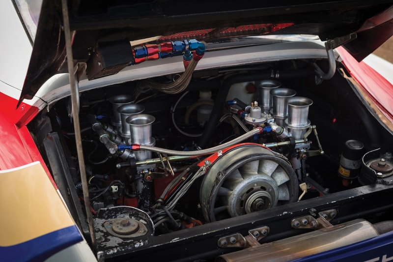 ダカールラリーで輝かしい成績を残した世界に6台しか存在しない Porsche 959 1980年代の「Porsche」の技術の結晶とも言える名車の価値は日本円に換算して…… 1980年後半に生産されたPorsche 959は、当時の「Porsche（ポルシェ）」が持つ技術を結集した1台である。本モデルはWRC（世界ラリー選手権）のグループBに参戦するために生産が開始されたものの、Henri Toivonen（ヘンリ・トイボネン）とSergio Cresto（セルジオ・クレスト）の死亡事故を筆頭に大惨事が相次ぎ、「FIA（国際自動車連盟）」が同カテゴリーの廃止およびホモロゲーション申請を受け付けない旨を発表したことで、当初の目的からの進路変更を余儀なくされる。だが、世界一過酷なモータースポーツ競技とも言われる「ダカール・ラリー」の参戦で輝かしい戦績を残し、それに伴う名声の獲得から1986年に市販化されるにまで至ったのだ。  市販モデルは最高出力450PS/6,500rpm、トルク51.0kgm/5,500rpmを発揮するエンジンを搭載。これはシリンダーヘッドのみ水冷の半空冷式水平対向6気筒935/82型エンジンをベースに、公道での使用に耐えられる改良を加えたものである。だが、本稿で取り上げているパリダカールモデルは6台しか製造されなかったモデルは走行性能を高める調節可能なサスペンションに全地形ホイールを履くことで、足回りがダカール仕様の設計となっているのだ。  ラリー感のある外装デザインやバケットシートなど、911とは似て非なるSSS級の希少価値を持つPorsche 959は、10月27日（現地時間）にアトランタで開催される「RM Sotheby」に出品される予定で、推定落札価格は3億5,000万円前後にもおよぶとのこと。今後お目にかかれる可能性も低いので、是非この機会に上のフォトギャラリーからその唯一無二のデザインをチェックしてみてはいかがだろうか。  Robert Downey Jr.（ロバート・ダウニー・ジュニア）が購入した1970年産のMustang Boss 302や、GT-Rの50周年を記念する限定プロトタイプ車など、その他の自動車関連ニュースもあわせてご確認を。
