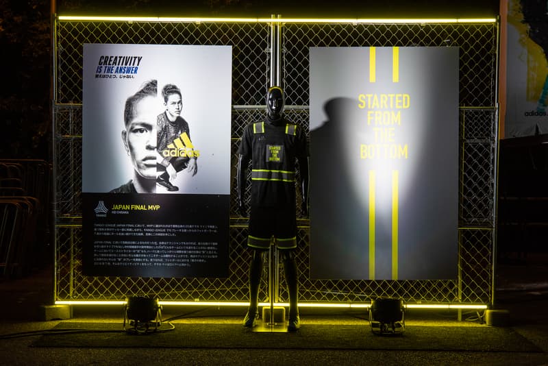 国内ストリートブランドが極秘参加した TANGO LEAGUE 日本代表・千坂奎のユニフォームデザインが解禁 「adidas Japan」が千坂奎に贈る“クリエイターズ コレクティブ”の一環では、KOHHやIOのアルバムカバーを手がける上岡拓也もアートワークを制作 先日『HYPEBEAST JAPAN』のInstagramストーリーでもその模様をレポートした『TANGO LEAGUE TOKYO FINAL』は、千坂奎がロシア行きの切符を勝ち取った。圧倒的な個の存在感と世界で戦うための状況判断力を持つ25歳の若武者はこれから「FIFAワールドカップ2018」の開催地であるロシアへと旅立ち、ストリートフットボール世界大会「TANGO LEAGUE FINAL」で各国の猛者たちと対峙することになる。 「adidas Japan(アディダス ジャパン)」はその千坂選手への最大限の賛辞を込めて、彼をロシアへと送り出すプロジェクト“クリエイターズ コレクティブ”を実施した。6月19日(火)にDavid Beckham(デビッド・ベッカム)からサプライズでスパイクを受け取ったことに端を発する本企画は、去る7月2日(月)に『新木場Studio Coast』で開催された「F.C.L.S. Presents Suchmos the Experience Supported by adidas」で集大成を迎え、渋谷駅ハチ公前に突如として姿を現したKOHHやIOのアルバムカバーを手がける上岡拓也のアートワークも完成品がお披露目。また、このプロジェクトには上岡氏と親交が深い国内ブランドのデザイナーも極秘参加しており、ロシアで戦うためのフットボールジャージーを特別に制作。千坂選手自身にインスパイアされたというデザインは、黒を基調にビブスを彷彿させる蛍光イエローのメッシュ素材があしらわれており、中央には“STARTED FROM THE BOTTOM”のメッセージが記されている。 ただ一人で日の丸を背負うストリートフットボーラー、千坂奎の背中を強く押す「F.C.L.S. Presents Suchmos the Experience Supported by adidas」の様子は、上のフォトギャラリーからご確認を。