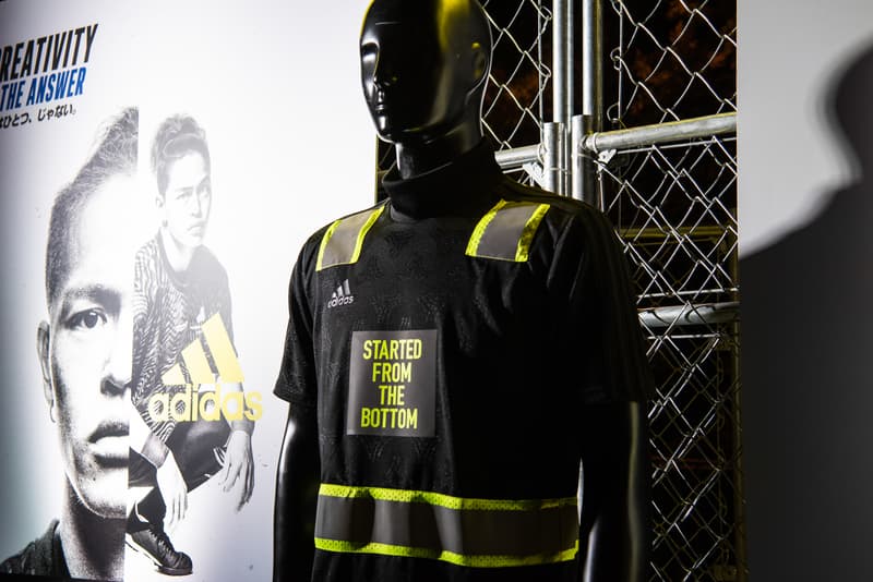 国内ストリートブランドが極秘参加した TANGO LEAGUE 日本代表・千坂奎のユニフォームデザインが解禁 「adidas Japan」が千坂奎に贈る“クリエイターズ コレクティブ”の一環では、KOHHやIOのアルバムカバーを手がける上岡拓也もアートワークを制作 先日『HYPEBEAST JAPAN』のInstagramストーリーでもその模様をレポートした『TANGO LEAGUE TOKYO FINAL』は、千坂奎がロシア行きの切符を勝ち取った。圧倒的な個の存在感と世界で戦うための状況判断力を持つ25歳の若武者はこれから「FIFAワールドカップ2018」の開催地であるロシアへと旅立ち、ストリートフットボール世界大会「TANGO LEAGUE FINAL」で各国の猛者たちと対峙することになる。 「adidas Japan(アディダス ジャパン)」はその千坂選手への最大限の賛辞を込めて、彼をロシアへと送り出すプロジェクト“クリエイターズ コレクティブ”を実施した。6月19日(火)にDavid Beckham(デビッド・ベッカム)からサプライズでスパイクを受け取ったことに端を発する本企画は、去る7月2日(月)に『新木場Studio Coast』で開催された「F.C.L.S. Presents Suchmos the Experience Supported by adidas」で集大成を迎え、渋谷駅ハチ公前に突如として姿を現したKOHHやIOのアルバムカバーを手がける上岡拓也のアートワークも完成品がお披露目。また、このプロジェクトには上岡氏と親交が深い国内ブランドのデザイナーも極秘参加しており、ロシアで戦うためのフットボールジャージーを特別に制作。千坂選手自身にインスパイアされたというデザインは、黒を基調にビブスを彷彿させる蛍光イエローのメッシュ素材があしらわれており、中央には“STARTED FROM THE BOTTOM”のメッセージが記されている。 ただ一人で日の丸を背負うストリートフットボーラー、千坂奎の背中を強く押す「F.C.L.S. Presents Suchmos the Experience Supported by adidas」の様子は、上のフォトギャラリーからご確認を。