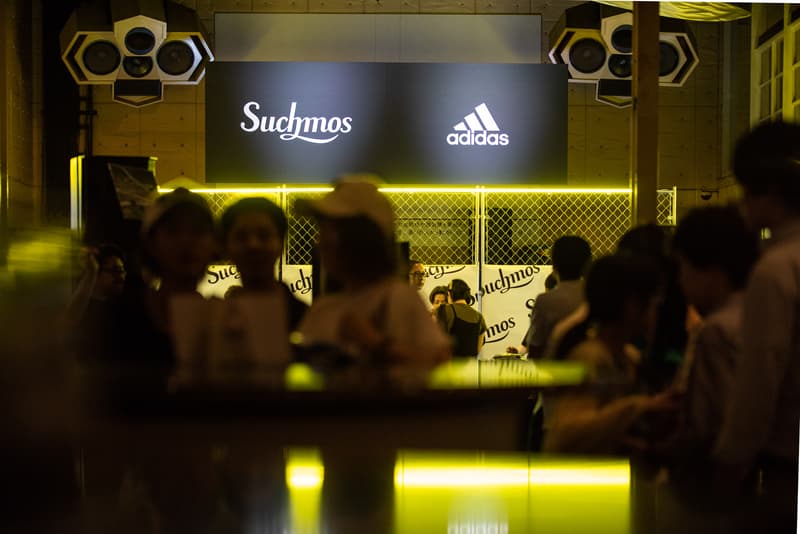 国内ストリートブランドが極秘参加した TANGO LEAGUE 日本代表・千坂奎のユニフォームデザインが解禁 「adidas Japan」が千坂奎に贈る“クリエイターズ コレクティブ”の一環では、KOHHやIOのアルバムカバーを手がける上岡拓也もアートワークを制作 先日『HYPEBEAST JAPAN』のInstagramストーリーでもその模様をレポートした『TANGO LEAGUE TOKYO FINAL』は、千坂奎がロシア行きの切符を勝ち取った。圧倒的な個の存在感と世界で戦うための状況判断力を持つ25歳の若武者はこれから「FIFAワールドカップ2018」の開催地であるロシアへと旅立ち、ストリートフットボール世界大会「TANGO LEAGUE FINAL」で各国の猛者たちと対峙することになる。 「adidas Japan(アディダス ジャパン)」はその千坂選手への最大限の賛辞を込めて、彼をロシアへと送り出すプロジェクト“クリエイターズ コレクティブ”を実施した。6月19日(火)にDavid Beckham(デビッド・ベッカム)からサプライズでスパイクを受け取ったことに端を発する本企画は、去る7月2日(月)に『新木場Studio Coast』で開催された「F.C.L.S. Presents Suchmos the Experience Supported by adidas」で集大成を迎え、渋谷駅ハチ公前に突如として姿を現したKOHHやIOのアルバムカバーを手がける上岡拓也のアートワークも完成品がお披露目。また、このプロジェクトには上岡氏と親交が深い国内ブランドのデザイナーも極秘参加しており、ロシアで戦うためのフットボールジャージーを特別に制作。千坂選手自身にインスパイアされたというデザインは、黒を基調にビブスを彷彿させる蛍光イエローのメッシュ素材があしらわれており、中央には“STARTED FROM THE BOTTOM”のメッセージが記されている。 ただ一人で日の丸を背負うストリートフットボーラー、千坂奎の背中を強く押す「F.C.L.S. Presents Suchmos the Experience Supported by adidas」の様子は、上のフォトギャラリーからご確認を。