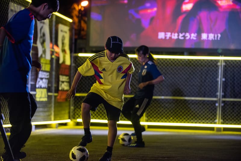 国内ストリートブランドが極秘参加した TANGO LEAGUE 日本代表・千坂奎のユニフォームデザインが解禁 「adidas Japan」が千坂奎に贈る“クリエイターズ コレクティブ”の一環では、KOHHやIOのアルバムカバーを手がける上岡拓也もアートワークを制作 先日『HYPEBEAST JAPAN』のInstagramストーリーでもその模様をレポートした『TANGO LEAGUE TOKYO FINAL』は、千坂奎がロシア行きの切符を勝ち取った。圧倒的な個の存在感と世界で戦うための状況判断力を持つ25歳の若武者はこれから「FIFAワールドカップ2018」の開催地であるロシアへと旅立ち、ストリートフットボール世界大会「TANGO LEAGUE FINAL」で各国の猛者たちと対峙することになる。 「adidas Japan(アディダス ジャパン)」はその千坂選手への最大限の賛辞を込めて、彼をロシアへと送り出すプロジェクト“クリエイターズ コレクティブ”を実施した。6月19日(火)にDavid Beckham(デビッド・ベッカム)からサプライズでスパイクを受け取ったことに端を発する本企画は、去る7月2日(月)に『新木場Studio Coast』で開催された「F.C.L.S. Presents Suchmos the Experience Supported by adidas」で集大成を迎え、渋谷駅ハチ公前に突如として姿を現したKOHHやIOのアルバムカバーを手がける上岡拓也のアートワークも完成品がお披露目。また、このプロジェクトには上岡氏と親交が深い国内ブランドのデザイナーも極秘参加しており、ロシアで戦うためのフットボールジャージーを特別に制作。千坂選手自身にインスパイアされたというデザインは、黒を基調にビブスを彷彿させる蛍光イエローのメッシュ素材があしらわれており、中央には“STARTED FROM THE BOTTOM”のメッセージが記されている。 ただ一人で日の丸を背負うストリートフットボーラー、千坂奎の背中を強く押す「F.C.L.S. Presents Suchmos the Experience Supported by adidas」の様子は、上のフォトギャラリーからご確認を。