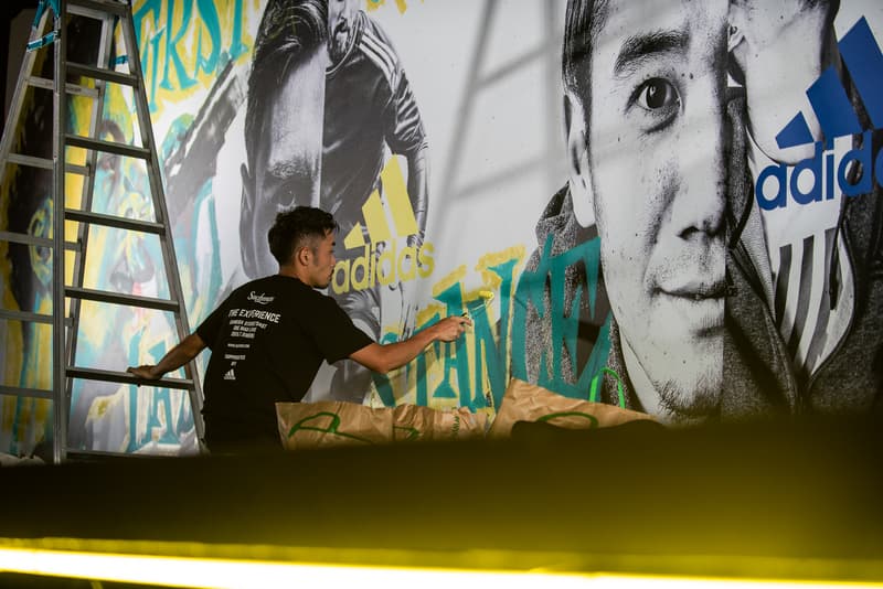 国内ストリートブランドが極秘参加した TANGO LEAGUE 日本代表・千坂奎のユニフォームデザインが解禁 「adidas Japan」が千坂奎に贈る“クリエイターズ コレクティブ”の一環では、KOHHやIOのアルバムカバーを手がける上岡拓也もアートワークを制作 先日『HYPEBEAST JAPAN』のInstagramストーリーでもその模様をレポートした『TANGO LEAGUE TOKYO FINAL』は、千坂奎がロシア行きの切符を勝ち取った。圧倒的な個の存在感と世界で戦うための状況判断力を持つ25歳の若武者はこれから「FIFAワールドカップ2018」の開催地であるロシアへと旅立ち、ストリートフットボール世界大会「TANGO LEAGUE FINAL」で各国の猛者たちと対峙することになる。 「adidas Japan(アディダス ジャパン)」はその千坂選手への最大限の賛辞を込めて、彼をロシアへと送り出すプロジェクト“クリエイターズ コレクティブ”を実施した。6月19日(火)にDavid Beckham(デビッド・ベッカム)からサプライズでスパイクを受け取ったことに端を発する本企画は、去る7月2日(月)に『新木場Studio Coast』で開催された「F.C.L.S. Presents Suchmos the Experience Supported by adidas」で集大成を迎え、渋谷駅ハチ公前に突如として姿を現したKOHHやIOのアルバムカバーを手がける上岡拓也のアートワークも完成品がお披露目。また、このプロジェクトには上岡氏と親交が深い国内ブランドのデザイナーも極秘参加しており、ロシアで戦うためのフットボールジャージーを特別に制作。千坂選手自身にインスパイアされたというデザインは、黒を基調にビブスを彷彿させる蛍光イエローのメッシュ素材があしらわれており、中央には“STARTED FROM THE BOTTOM”のメッセージが記されている。 ただ一人で日の丸を背負うストリートフットボーラー、千坂奎の背中を強く押す「F.C.L.S. Presents Suchmos the Experience Supported by adidas」の様子は、上のフォトギャラリーからご確認を。