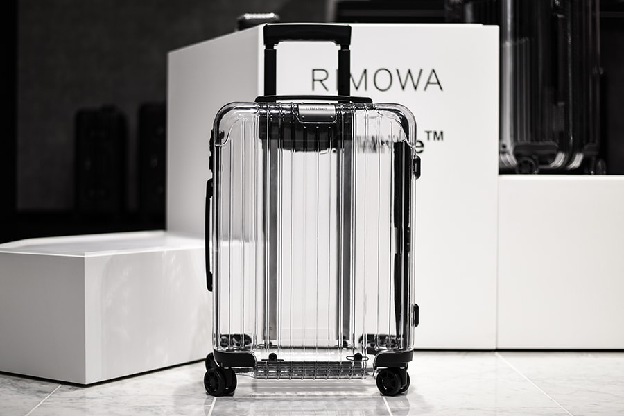 RIMOWA x Off-White™️ のコラボスーツケースにクローズアップ  