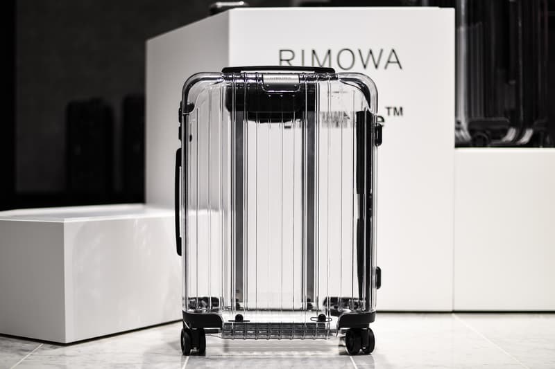 RIMOWA x Off-White™️ のコラボスーツケースにクローズアップ ボディから付属品までヴァージル・アブローの気の利いたデザインが細部にまで落とし込まれた透明なキャリーバッグを隅々まで撮影 兼ねてよりコラボレーションが噂されていた〈Off-White™️（オフホワイト）〉x「RIMOWA（リモワ）」のスーツケースが遂に明日、『RIMOWA Store Tokyo Omotesando』にて一般販売を迎える。販売方法は、デジタルチケットサービス“PassMarket”での抽選当選者のみ。第1期と第2期と二度チャンスが用意されているものの、競争率の高さについては言うまでもないだろう。  『HYPEBEAST』はリリースに先駆けて、このHYPEな逸品を直接撮影することに成功。スケルトンのボディは凹凸によりぼやけてはいるものの、何もモノを入れなければ背景まで見えるほどでクリアで、収納するものによって表情を変えることだろう。また、ロック部分には“SECURITY”、収納袋には“MISCELLANEOUS”など、Virgil Abloh（ヴァージル・アブロー）の十八番であるダブルクォーテーションも随所に配されたほか、ボディと同様のデザインを採用したポーチ、レザー製のネームタグなども付属。そして、極め付けにハンドルを引き出すと、その背後からは「Off-White™️ for RIMOWA “YOUR BELONGINGS” Cologne, Germany ©️2018」のクレジットが顔を覗かせる。  〈Off-White™️〉x「RIMOWA」を隅々まで撮影したフォトセットは、上のフォトギャラリーから。また、同コラボレーションのルックブックとあわせて、Virgilのクリエイティビティを紐解く『HYPEBEAST』の独占インタビューもチェックしてみてはいかがだろうか。