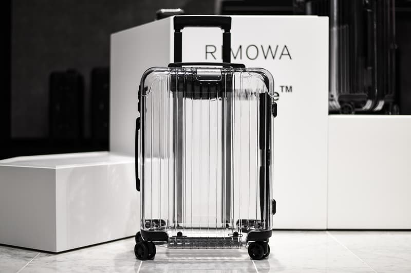 RIMOWA x Off-White™️ のコラボスーツケースにクローズアップ ボディから付属品までヴァージル・アブローの気の利いたデザインが細部にまで落とし込まれた透明なキャリーバッグを隅々まで撮影 兼ねてよりコラボレーションが噂されていた〈Off-White™️（オフホワイト）〉x「RIMOWA（リモワ）」のスーツケースが遂に明日、『RIMOWA Store Tokyo Omotesando』にて一般販売を迎える。販売方法は、デジタルチケットサービス“PassMarket”での抽選当選者のみ。第1期と第2期と二度チャンスが用意されているものの、競争率の高さについては言うまでもないだろう。  『HYPEBEAST』はリリースに先駆けて、このHYPEな逸品を直接撮影することに成功。スケルトンのボディは凹凸によりぼやけてはいるものの、何もモノを入れなければ背景まで見えるほどでクリアで、収納するものによって表情を変えることだろう。また、ロック部分には“SECURITY”、収納袋には“MISCELLANEOUS”など、Virgil Abloh（ヴァージル・アブロー）の十八番であるダブルクォーテーションも随所に配されたほか、ボディと同様のデザインを採用したポーチ、レザー製のネームタグなども付属。そして、極め付けにハンドルを引き出すと、その背後からは「Off-White™️ for RIMOWA “YOUR BELONGINGS” Cologne, Germany ©️2018」のクレジットが顔を覗かせる。  〈Off-White™️〉x「RIMOWA」を隅々まで撮影したフォトセットは、上のフォトギャラリーから。また、同コラボレーションのルックブックとあわせて、Virgilのクリエイティビティを紐解く『HYPEBEAST』の独占インタビューもチェックしてみてはいかがだろうか。