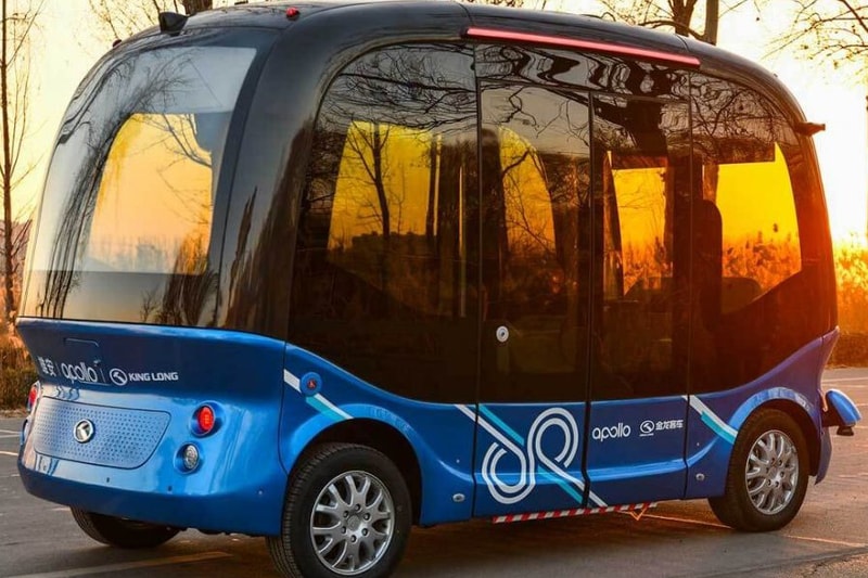 2019年には日本で自動運転バスのサービスが開始？ 「SoftBank」のグループ会社が中国企業「Baidu（バイドゥ）」と協業し、東京五輪での公道実用化を視野に 思い描いていたSFのような世界の未来は、すぐそこまで来ている。「SoftBank（ソフトバンク）」は本日、グループ会社の「SBドライブ」が中国の検索市場「百度（バイドゥ）」との協業に合意し、日本で同社が提供する自動運転システムのプラットフォーム“Apollo（アポロ）”を搭載した自動運転バス、Apolong（アポロン）の実用化を目指すと発表した。同時に、両者はApolongを日本仕様への改良すべく、世界的に有名なバス車両メーカーである「金龍客車」ともパートナーシップを締結。2019年初期までに10台のApolongを持ち込み、2018年度内には実証実験を開始する計画のようだ。  なお、導入当初は空港や観光地を含む一部に配備されるようだが、2020年、すなわち東京五輪では公道をApolongが走行しているかもしれない。自動運転車両の導入により、日本の交通網はどのような進化を見せていくのだろうか。妄想は膨らむ一方だ。  近未来モビリティに関心のある方は、「Audi（アウディ）」と「Airbus（エアバス）」の空飛ぶタクシーについてもチェックしてみてはいかが？