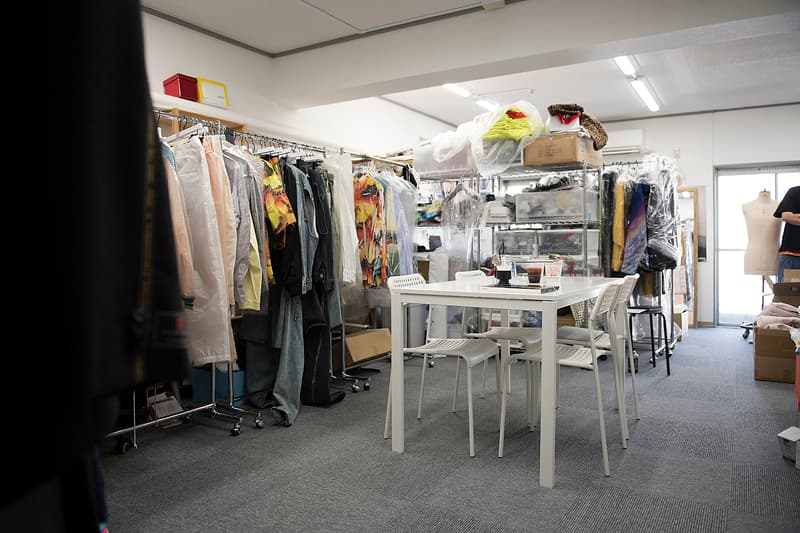 HYPEBEAST Studio Visit:井野将之 | doublet デザイナー 「LVMH Prize 2018」を受賞した世界一のデザイナーのクリエイティブ現場に潜入 LVMH Prize 2018 doublet ダブレット 井野将之 アトリエ NIGO®️ ニゴー UNDERCOVER アンダーカバー 高橋盾 MIHARAYASUHIRO ミハラヤスヒロ colette コレット Dover Street Market ドーバー ストリート マーケット 三原康裕 HYPEBEAST ハイプビースト