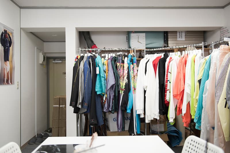 HYPEBEAST Studio Visit:井野将之 | doublet デザイナー 「LVMH Prize 2018」を受賞した世界一のデザイナーのクリエイティブ現場に潜入 LVMH Prize 2018 doublet ダブレット 井野将之 アトリエ NIGO®️ ニゴー UNDERCOVER アンダーカバー 高橋盾 MIHARAYASUHIRO ミハラヤスヒロ colette コレット Dover Street Market ドーバー ストリート マーケット 三原康裕 HYPEBEAST ハイプビースト