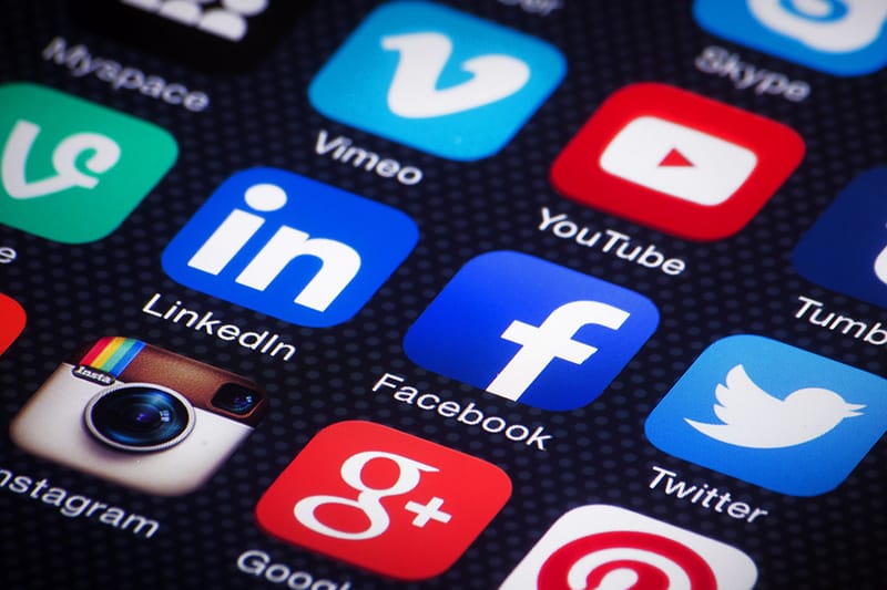 アフリカ某国で Twitter、Facebook、Instagram などの使用に課すソーシャルメディア税の徴収が開始