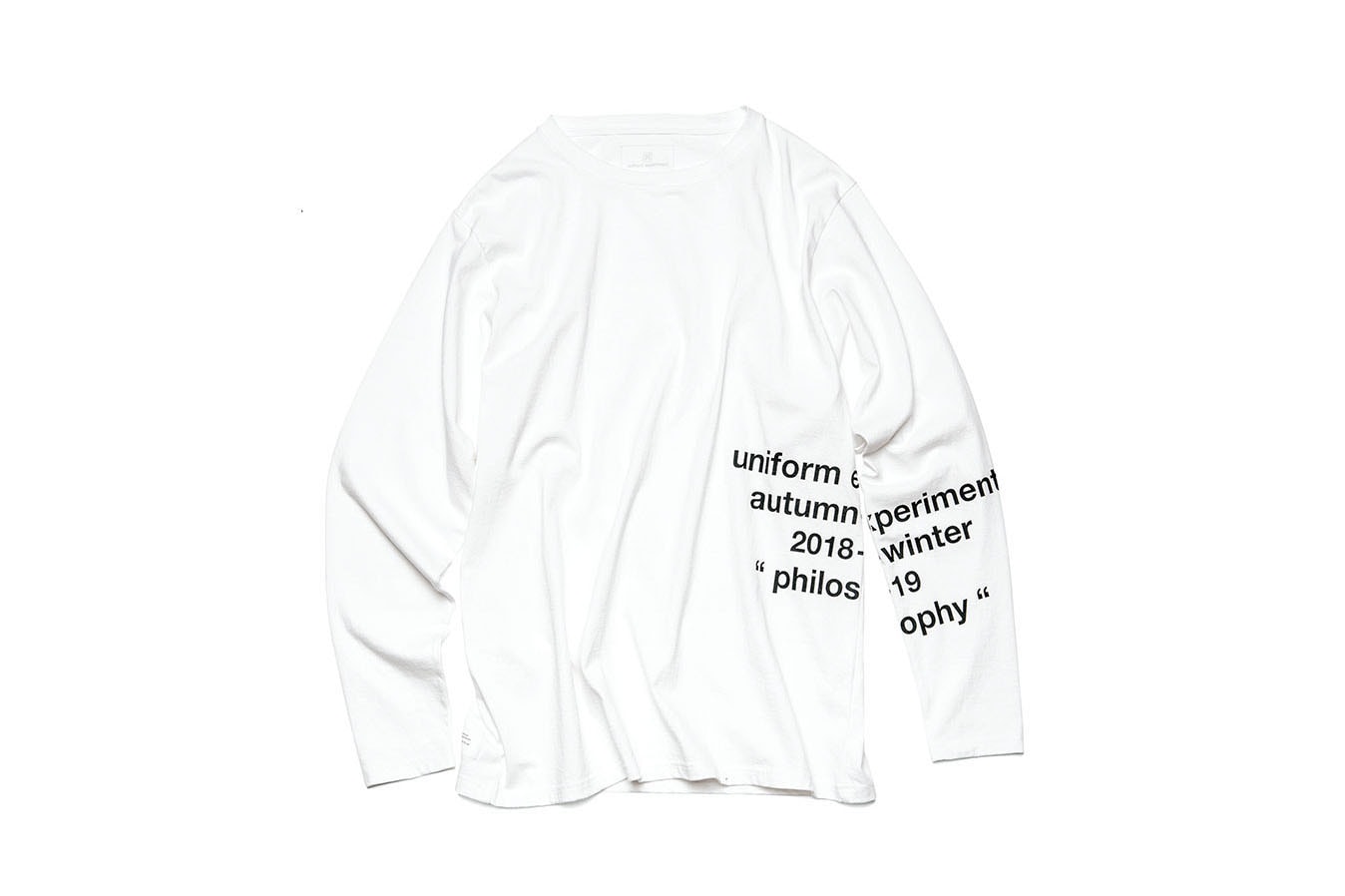 ストリートを卒業した大人たちに贈る uniform experiment 2018年秋冬コレクション Vibramソール いよいよ〈uniform experiment（ユニフォーム エクスペリメント）〉が2018年秋冬コレクションの新作アイテムをリリースする。『HYPEBEAST』的な今季の最注目アイテムは、トレーナータイプのシルエットに程よいボリュームのVibram製チャンキーソールを搭載した一足。また、ブランドシグネチャーであるポエティックなグラフィックテキストが特徴のステンカラーコートに加え、スリムフィットのスラックスや、ヘムレイヤードパンツ、アシンメントリーなシルエットが面白いロングTシャツ、程よい落ち感に仕立てられたテーパードパンツなど気になるアイテムが盛り沢山。 待望の2018年秋冬コレクションは7月28日（土）より発売開始となるので、上のフォトギャラリーから気になるアイテムをピックアップしてみてはいかがだろうか。  日本と欧米に息づく2つのスタイルを共存させた〈visvim（ビズビム）〉の2018年秋冬ルックブックや、その〈visvim〉や〈Yohji Yamamoto（ヨウジ ヤマモト）〉、〈Y-3（ワイスリー）〉で経験を積んだ羽石裕の新レーベル〈ANEI（アーネイ）〉など、その他の注目ブランドの新情報もあわせてチェックしておこう。を積んだチャンキースニーカーやシンプルな各種アウターなど、買い逃し厳禁なアイテムが盛り沢山