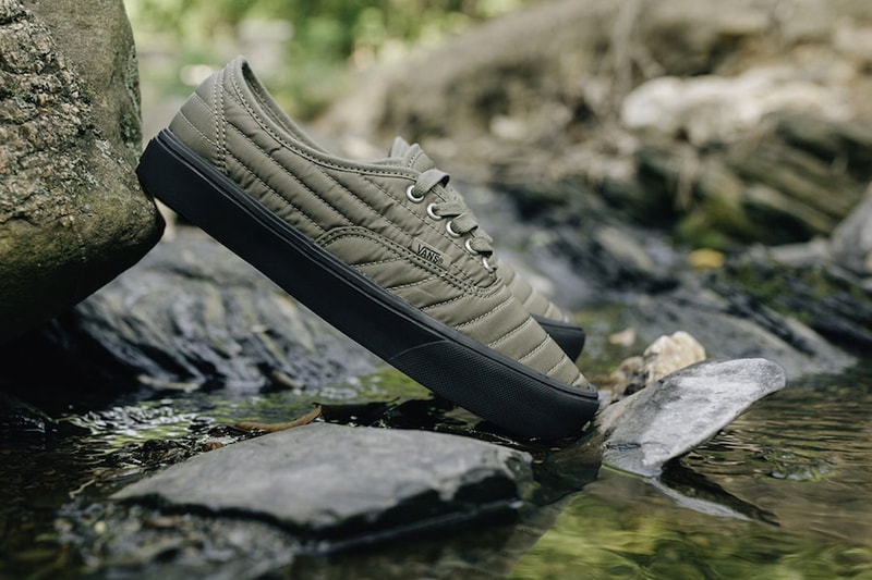 Vans が Slip-On と Authentic で構成されるキルティングパックをリリース ストリート/スケートシーンのクラシックをアウトドア仕様に仕上げる 本格的なアウトドアシーズンの到来を見越して、〈Vans（ヴァンズ）〉からSlip-OnとAuthenticの2型で構成されるキルティングパッケージが登場。前者はブラック、後者はオリーブグリーンのカラーキルトをアッパーに採用。これにより、履き心地が向上すると同時に軽量化にも成功し、ストリート/スケートシーンのクラシックに新たなイメージを付与している。価格はどちらも65ドル（約7,300円）。購入をご検討の方は、『Rock City Kicks』を含む日本配送対応の海外アカウントをチェックしてみてはいかがだろうか。  あわせて、スムースレザーとスエードで前後のパーツを切り替え、さらに左右の足でも非対称に配置した〈Engineered Garments（エンジニアド ガーメンツ）〉コラボのSlip-Onもお買い逃しのないように。