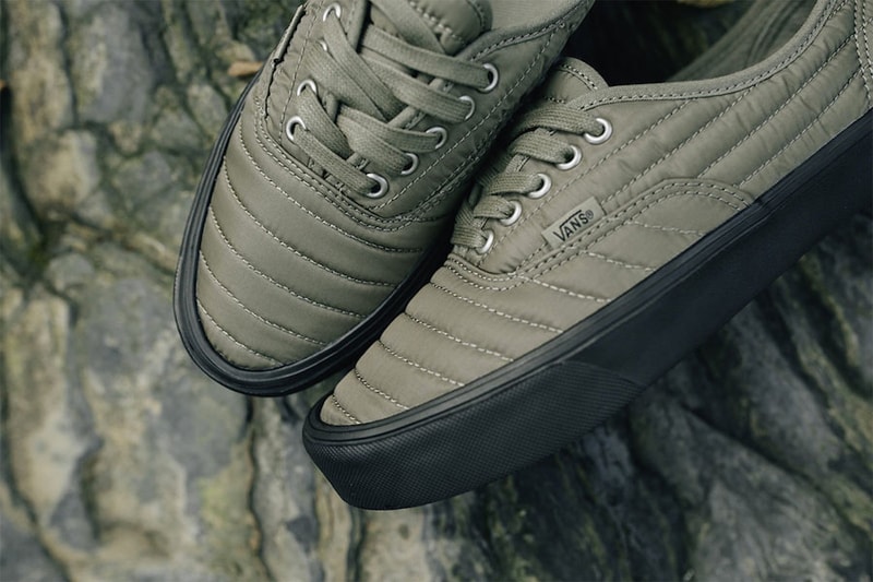 Vans が Slip-On と Authentic で構成されるキルティングパックをリリース ストリート/スケートシーンのクラシックをアウトドア仕様に仕上げる 本格的なアウトドアシーズンの到来を見越して、〈Vans（ヴァンズ）〉からSlip-OnとAuthenticの2型で構成されるキルティングパッケージが登場。前者はブラック、後者はオリーブグリーンのカラーキルトをアッパーに採用。これにより、履き心地が向上すると同時に軽量化にも成功し、ストリート/スケートシーンのクラシックに新たなイメージを付与している。価格はどちらも65ドル（約7,300円）。購入をご検討の方は、『Rock City Kicks』を含む日本配送対応の海外アカウントをチェックしてみてはいかがだろうか。  あわせて、スムースレザーとスエードで前後のパーツを切り替え、さらに左右の足でも非対称に配置した〈Engineered Garments（エンジニアド ガーメンツ）〉コラボのSlip-Onもお買い逃しのないように。