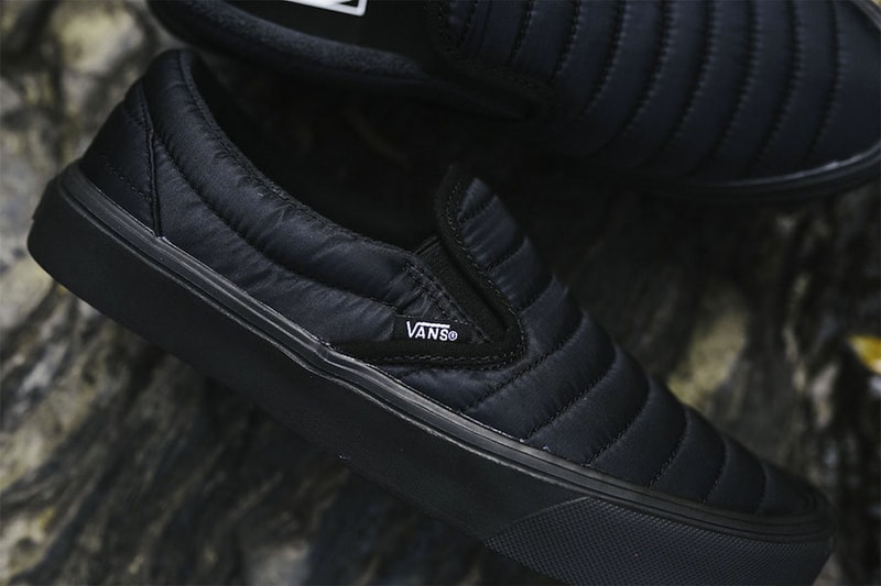 Vans が Slip-On と Authentic で構成されるキルティングパックをリリース ストリート/スケートシーンのクラシックをアウトドア仕様に仕上げる 本格的なアウトドアシーズンの到来を見越して、〈Vans（ヴァンズ）〉からSlip-OnとAuthenticの2型で構成されるキルティングパッケージが登場。前者はブラック、後者はオリーブグリーンのカラーキルトをアッパーに採用。これにより、履き心地が向上すると同時に軽量化にも成功し、ストリート/スケートシーンのクラシックに新たなイメージを付与している。価格はどちらも65ドル（約7,300円）。購入をご検討の方は、『Rock City Kicks』を含む日本配送対応の海外アカウントをチェックしてみてはいかがだろうか。  あわせて、スムースレザーとスエードで前後のパーツを切り替え、さらに左右の足でも非対称に配置した〈Engineered Garments（エンジニアド ガーメンツ）〉コラボのSlip-Onもお買い逃しのないように。