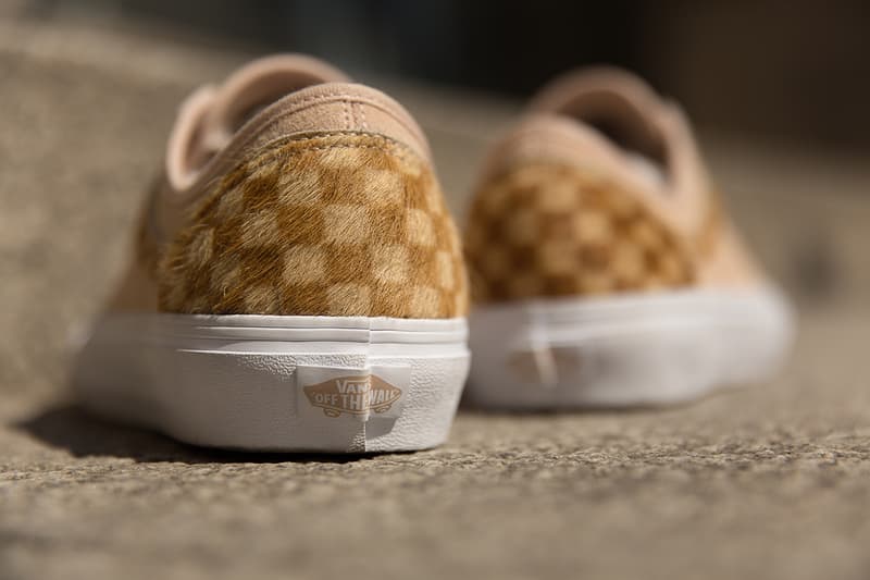 ありそうでないデザインを採用した Vans x size? Style 36 “Pony Hair” パック アッパーに採用するチェッカーボードをサーフラインに取り入れるなど、スニーカーを熟知した『size?』ならではのギミックが購買意欲を駆り立てる