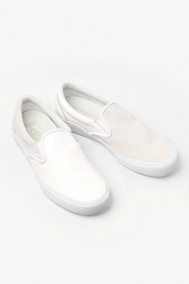 Engineered Garments x Vans Classic Slip-on VLT LX の国内発売が決定 スムースレザーとスエードで前後のパーツを切り替え、さらに左右の足でも非対称に配置したシャープながらも個性的な逸足  先日、『Nepenthes New York』にてリリースされた〈Engineered Garments（エンジニアド ガーメンツ）〉と〈Vans（ヴァンズ）〉の最新コラボスニーカーの国内取扱情報が舞い込んできた。リリースの度に注目を集める〈EG〉x〈Vans〉だが、今回はソールや履き口のクッション部分もアップデートされたClassic Slip-on VLT LXをベースに採用。アッパーを両者のコラボではお馴染みのアシンメトリックデザインとなっており、スムースレザーとスエードで前後のパーツを切り替え、さらに左右の足でも非対称に配置されている。  ピスネーム、ヒールパッチ、インソールのロゴ、アウトソールに至るまで全てワントーンで統一することで洗練されたシャープな印象を放ちつつ、〈EG〉ならではの個性も宿した本作は、ホワイト、ダークネイビー、レッド、カーキの全4色展開で、7月13（金）より『NEPENTHES（ネペンテス）』各店にて発売開始。価格は、13,000円（税抜）となっている。  あわせて、ありそうでないデザインが目を奪う〈Vans〉x『size?（サイズ）』のStyle 36 “Pony Hair”パックもチェックしてみてはいかが？
