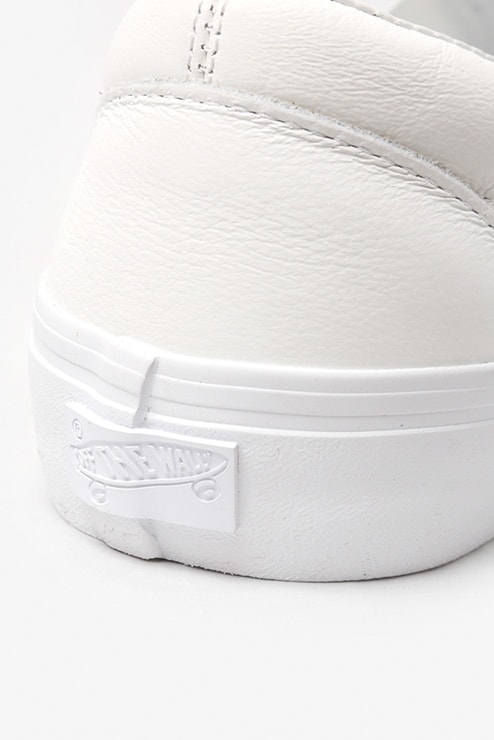 Engineered Garments x Vans Classic Slip-on VLT LX の国内発売が決定 スムースレザーとスエードで前後のパーツを切り替え、さらに左右の足でも非対称に配置したシャープながらも個性的な逸足  先日、『Nepenthes New York』にてリリースされた〈Engineered Garments（エンジニアド ガーメンツ）〉と〈Vans（ヴァンズ）〉の最新コラボスニーカーの国内取扱情報が舞い込んできた。リリースの度に注目を集める〈EG〉x〈Vans〉だが、今回はソールや履き口のクッション部分もアップデートされたClassic Slip-on VLT LXをベースに採用。アッパーを両者のコラボではお馴染みのアシンメトリックデザインとなっており、スムースレザーとスエードで前後のパーツを切り替え、さらに左右の足でも非対称に配置されている。  ピスネーム、ヒールパッチ、インソールのロゴ、アウトソールに至るまで全てワントーンで統一することで洗練されたシャープな印象を放ちつつ、〈EG〉ならではの個性も宿した本作は、ホワイト、ダークネイビー、レッド、カーキの全4色展開で、7月13（金）より『NEPENTHES（ネペンテス）』各店にて発売開始。価格は、13,000円（税抜）となっている。  あわせて、ありそうでないデザインが目を奪う〈Vans〉x『size?（サイズ）』のStyle 36 “Pony Hair”パックもチェックしてみてはいかが？