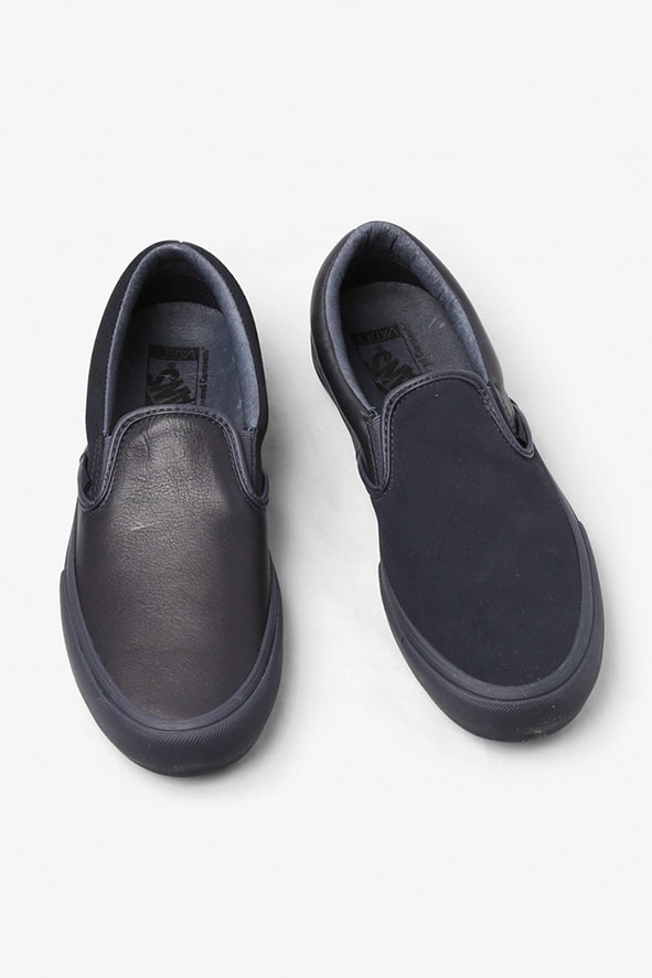 Engineered Garments x Vans Classic Slip-on VLT LX の国内発売が決定 スムースレザーとスエードで前後のパーツを切り替え、さらに左右の足でも非対称に配置したシャープながらも個性的な逸足  先日、『Nepenthes New York』にてリリースされた〈Engineered Garments（エンジニアド ガーメンツ）〉と〈Vans（ヴァンズ）〉の最新コラボスニーカーの国内取扱情報が舞い込んできた。リリースの度に注目を集める〈EG〉x〈Vans〉だが、今回はソールや履き口のクッション部分もアップデートされたClassic Slip-on VLT LXをベースに採用。アッパーを両者のコラボではお馴染みのアシンメトリックデザインとなっており、スムースレザーとスエードで前後のパーツを切り替え、さらに左右の足でも非対称に配置されている。  ピスネーム、ヒールパッチ、インソールのロゴ、アウトソールに至るまで全てワントーンで統一することで洗練されたシャープな印象を放ちつつ、〈EG〉ならではの個性も宿した本作は、ホワイト、ダークネイビー、レッド、カーキの全4色展開で、7月13（金）より『NEPENTHES（ネペンテス）』各店にて発売開始。価格は、13,000円（税抜）となっている。  あわせて、ありそうでないデザインが目を奪う〈Vans〉x『size?（サイズ）』のStyle 36 “Pony Hair”パックもチェックしてみてはいかが？