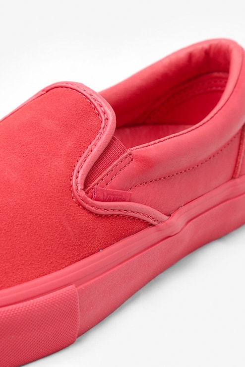 Engineered Garments x Vans Classic Slip-on VLT LX の国内発売が決定 スムースレザーとスエードで前後のパーツを切り替え、さらに左右の足でも非対称に配置したシャープながらも個性的な逸足  先日、『Nepenthes New York』にてリリースされた〈Engineered Garments（エンジニアド ガーメンツ）〉と〈Vans（ヴァンズ）〉の最新コラボスニーカーの国内取扱情報が舞い込んできた。リリースの度に注目を集める〈EG〉x〈Vans〉だが、今回はソールや履き口のクッション部分もアップデートされたClassic Slip-on VLT LXをベースに採用。アッパーを両者のコラボではお馴染みのアシンメトリックデザインとなっており、スムースレザーとスエードで前後のパーツを切り替え、さらに左右の足でも非対称に配置されている。  ピスネーム、ヒールパッチ、インソールのロゴ、アウトソールに至るまで全てワントーンで統一することで洗練されたシャープな印象を放ちつつ、〈EG〉ならではの個性も宿した本作は、ホワイト、ダークネイビー、レッド、カーキの全4色展開で、7月13（金）より『NEPENTHES（ネペンテス）』各店にて発売開始。価格は、13,000円（税抜）となっている。  あわせて、ありそうでないデザインが目を奪う〈Vans〉x『size?（サイズ）』のStyle 36 “Pony Hair”パックもチェックしてみてはいかが？