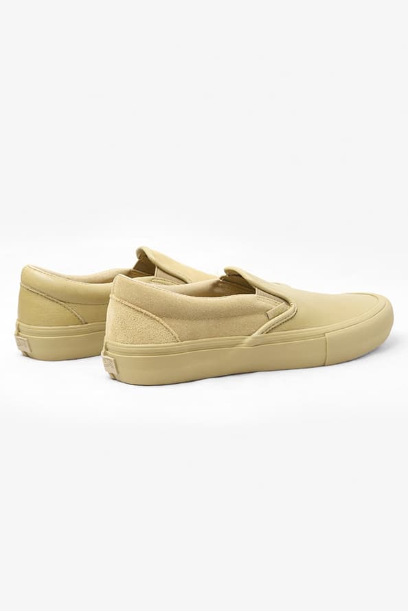 Engineered Garments x Vans Classic Slip-on VLT LX の国内発売が決定 スムースレザーとスエードで前後のパーツを切り替え、さらに左右の足でも非対称に配置したシャープながらも個性的な逸足  先日、『Nepenthes New York』にてリリースされた〈Engineered Garments（エンジニアド ガーメンツ）〉と〈Vans（ヴァンズ）〉の最新コラボスニーカーの国内取扱情報が舞い込んできた。リリースの度に注目を集める〈EG〉x〈Vans〉だが、今回はソールや履き口のクッション部分もアップデートされたClassic Slip-on VLT LXをベースに採用。アッパーを両者のコラボではお馴染みのアシンメトリックデザインとなっており、スムースレザーとスエードで前後のパーツを切り替え、さらに左右の足でも非対称に配置されている。  ピスネーム、ヒールパッチ、インソールのロゴ、アウトソールに至るまで全てワントーンで統一することで洗練されたシャープな印象を放ちつつ、〈EG〉ならではの個性も宿した本作は、ホワイト、ダークネイビー、レッド、カーキの全4色展開で、7月13（金）より『NEPENTHES（ネペンテス）』各店にて発売開始。価格は、13,000円（税抜）となっている。  あわせて、ありそうでないデザインが目を奪う〈Vans〉x『size?（サイズ）』のStyle 36 “Pony Hair”パックもチェックしてみてはいかが？