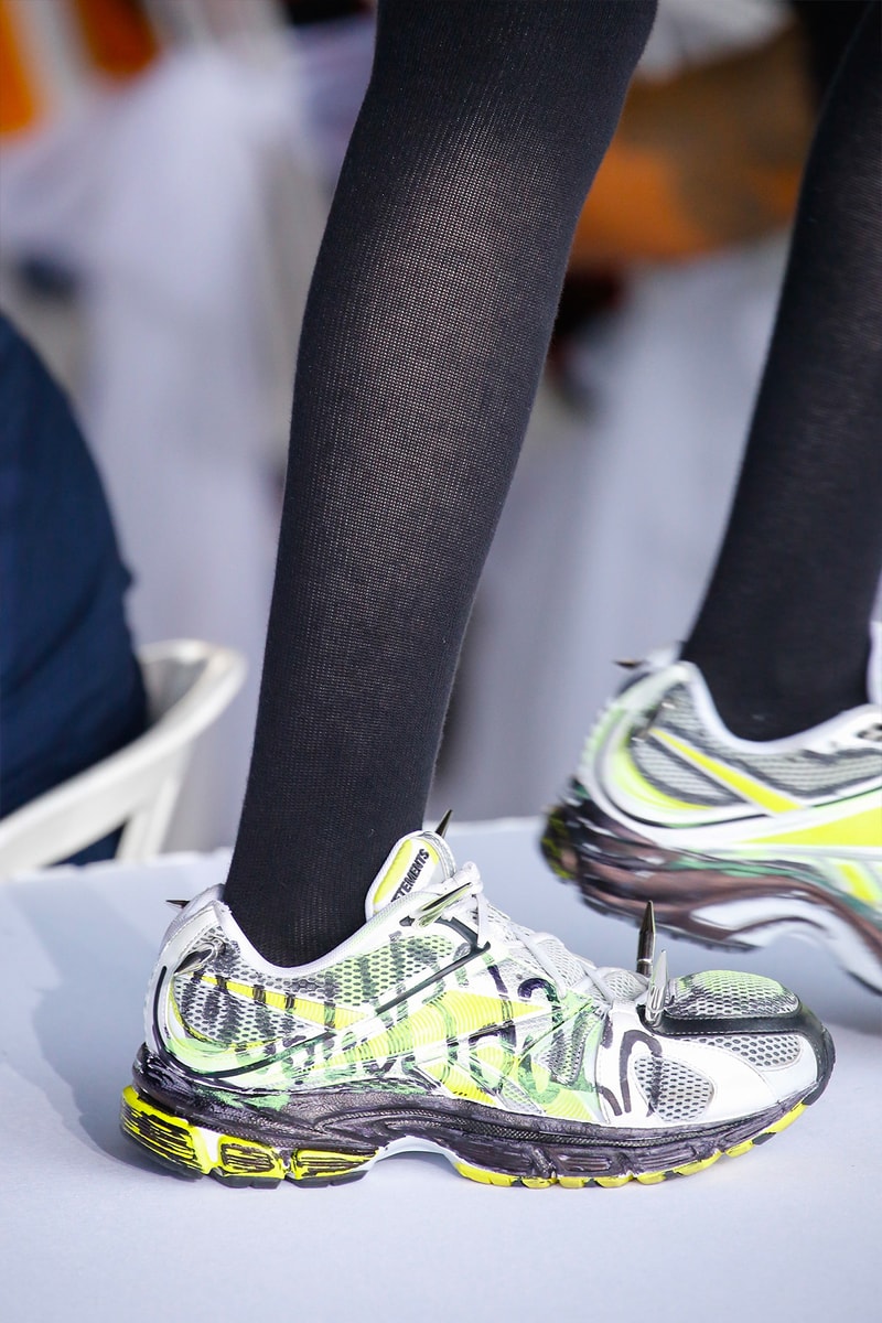Vetements が2019年春夏コレクションで Reebok ＆ OAKLEY との新作コラボアイテムを発表 戦争をテーマに超攻撃的なスパイクパーツを散りばめた武闘派アイテムが勢揃い Demna Gvasalia デムナ・ヴァザリア Vetements ヴェトモン 2019年春夏コレクション COMME des GARÇONS コム デ ギャルソン Levi’s® リーバイス Dr. Martens ドクターマーチン Reebok リーボック ダッドシューズ OAKLY オークリー ミラーレンズ HYPEBEAST ハイプビースト