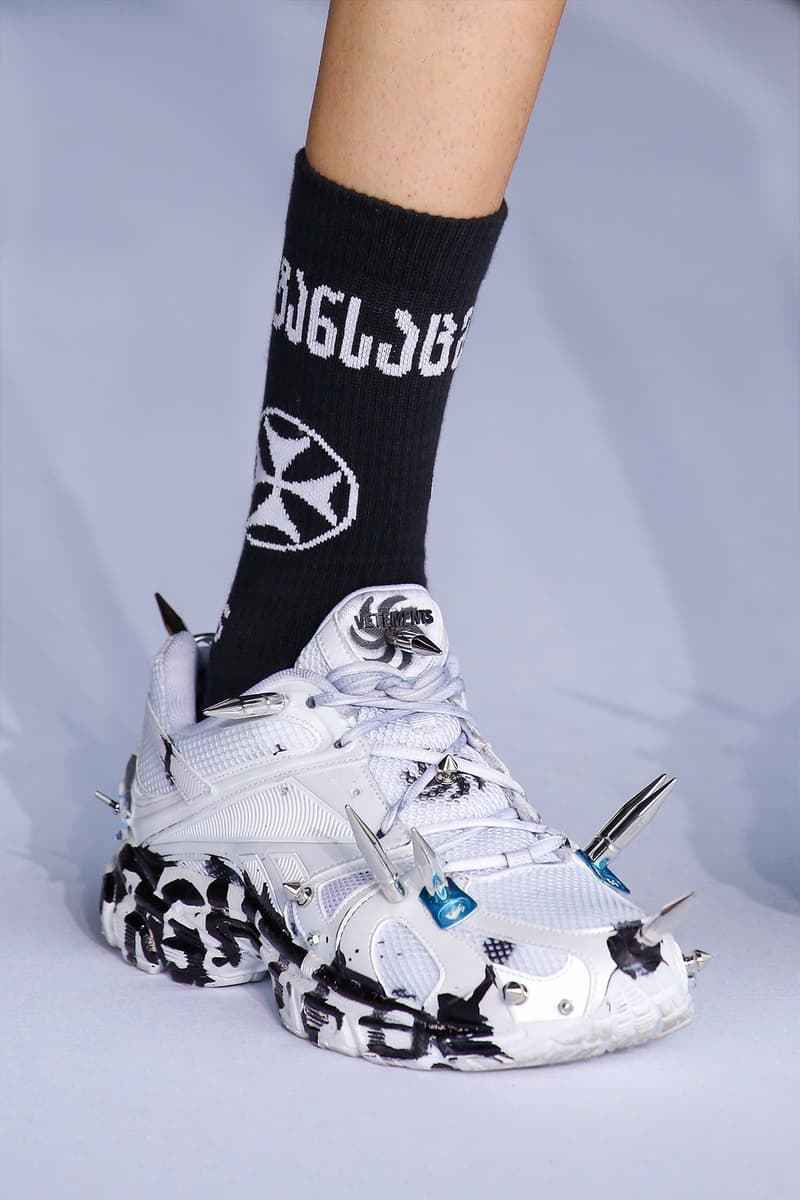 Vetements が2019年春夏コレクションで Reebok & OAKLEY との新作コラボアイテムを発表 戦争をテーマに超攻撃的なスパイクパーツを散りばめた武闘派アイテムが勢揃い Demna Gvasalia デムナ・ヴァザリア Vetements ヴェトモン 2019年春夏コレクション COMME des GARÇONS コム デ ギャルソン Levi’s® リーバイス Dr. Martens ドクターマーチン Reebok リーボック ダッドシューズ OAKLY オークリー ミラーレンズ HYPEBEAST ハイプビースト