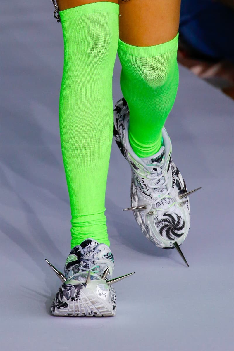 Vetements が2019年春夏コレクションで Reebok & OAKLEY との新作コラボアイテムを発表 戦争をテーマに超攻撃的なスパイクパーツを散りばめた武闘派アイテムが勢揃い Demna Gvasalia デムナ・ヴァザリア Vetements ヴェトモン 2019年春夏コレクション COMME des GARÇONS コム デ ギャルソン Levi’s® リーバイス Dr. Martens ドクターマーチン Reebok リーボック ダッドシューズ OAKLY オークリー ミラーレンズ HYPEBEAST ハイプビースト