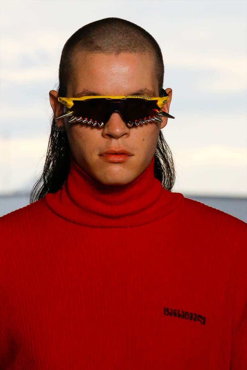 Vetements が2019年春夏コレクションで Reebok & OAKLEY との新作コラボアイテムを発表 戦争をテーマに超攻撃的なスパイクパーツを散りばめた武闘派アイテムが勢揃い Demna Gvasalia デムナ・ヴァザリア Vetements ヴェトモン 2019年春夏コレクション COMME des GARÇONS コム デ ギャルソン Levi’s® リーバイス Dr. Martens ドクターマーチン Reebok リーボック ダッドシューズ OAKLY オークリー ミラーレンズ HYPEBEAST ハイプビースト
