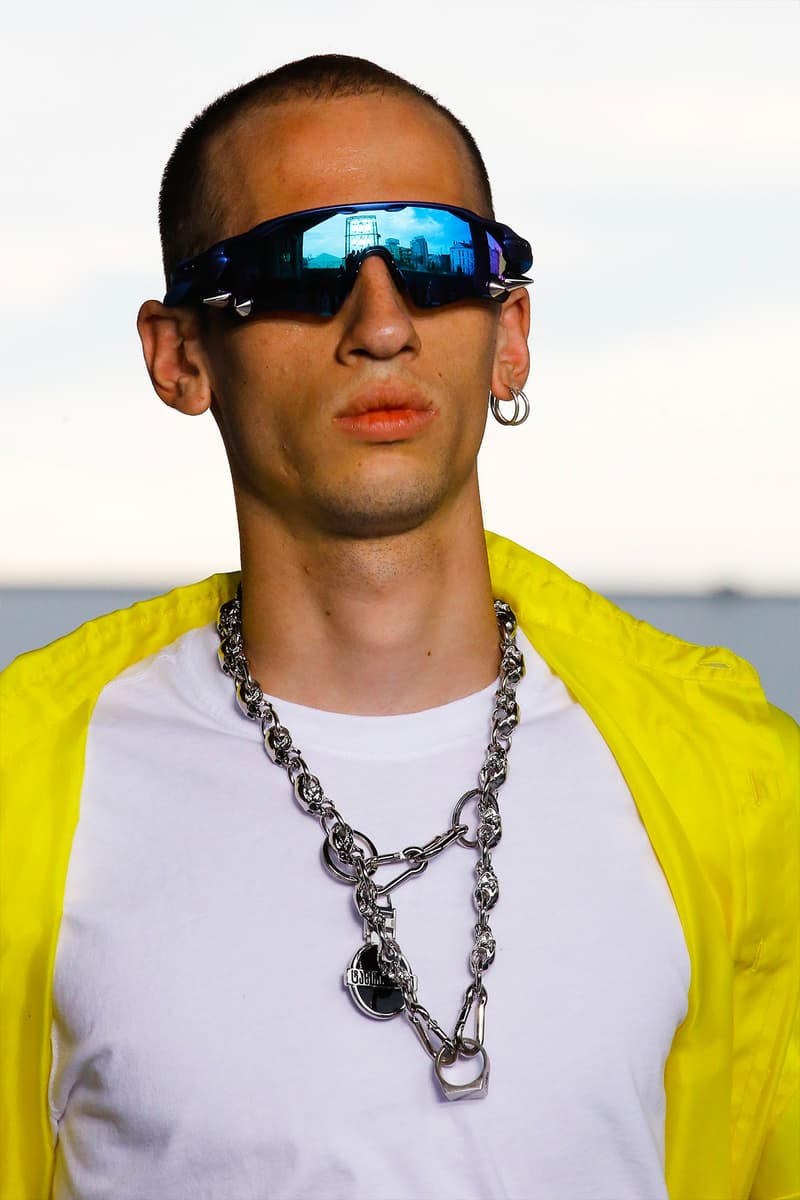Vetements が2019年春夏コレクションで Reebok & OAKLEY との新作コラボアイテムを発表 戦争をテーマに超攻撃的なスパイクパーツを散りばめた武闘派アイテムが勢揃い Demna Gvasalia デムナ・ヴァザリア Vetements ヴェトモン 2019年春夏コレクション COMME des GARÇONS コム デ ギャルソン Levi’s® リーバイス Dr. Martens ドクターマーチン Reebok リーボック ダッドシューズ OAKLY オークリー ミラーレンズ HYPEBEAST ハイプビースト
