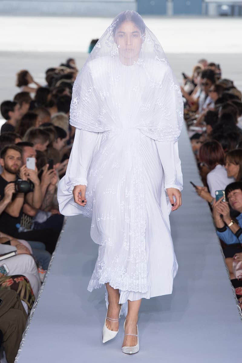 戦争で刻まれた恐怖心と怒りを投影した Vetements 2019年春夏コレクション デムナの母国である現ジョージアとロシア連邦間の紛争をテーマに採用 Demna Gvasalia デムナ・ヴァザリア Vetements ヴェトモン グルジア ジョージア 南オセチア紛争 グラフィックフーディ Tシャツ フィールドジャケット カーゴパンツ トゲを配したハイカットブーツ Reebok リーボック HYPEBEAST ハイプビースト