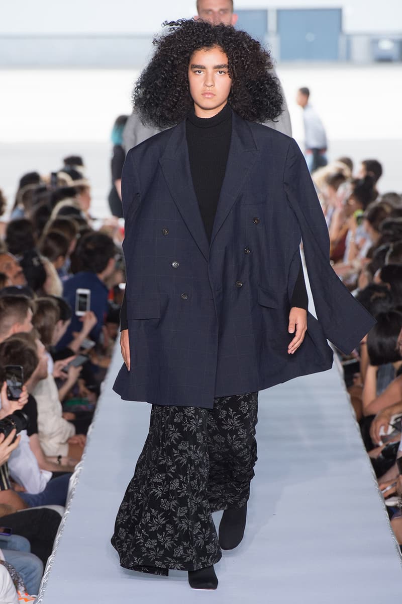 戦争で刻まれた恐怖心と怒りを投影した Vetements 2019年春夏コレクション デムナの母国である現ジョージアとロシア連邦間の紛争をテーマに採用 Demna Gvasalia デムナ・ヴァザリア Vetements ヴェトモン グルジア ジョージア 南オセチア紛争 グラフィックフーディ Tシャツ フィールドジャケット カーゴパンツ トゲを配したハイカットブーツ Reebok リーボック HYPEBEAST ハイプビースト