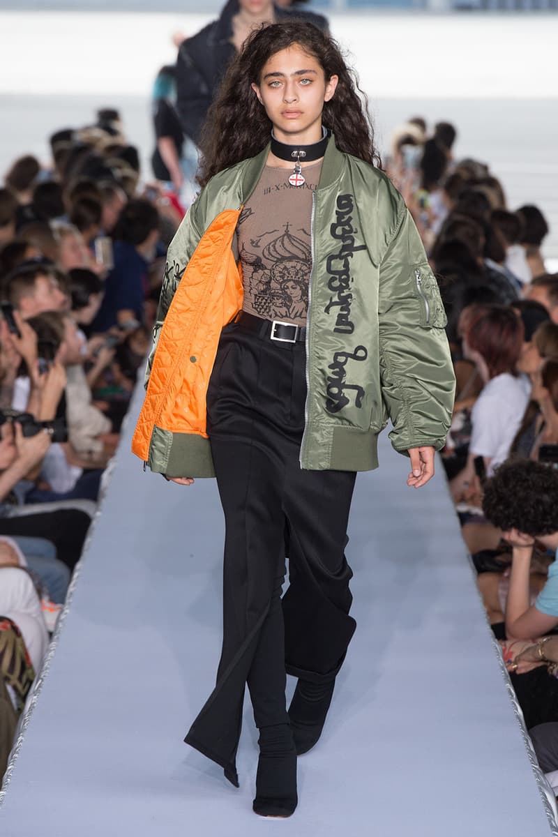 戦争で刻まれた恐怖心と怒りを投影した Vetements 2019年春夏コレクション デムナの母国である現ジョージアとロシア連邦間の紛争をテーマに採用 Demna Gvasalia デムナ・ヴァザリア Vetements ヴェトモン グルジア ジョージア 南オセチア紛争 グラフィックフーディ Tシャツ フィールドジャケット カーゴパンツ トゲを配したハイカットブーツ Reebok リーボック HYPEBEAST ハイプビースト