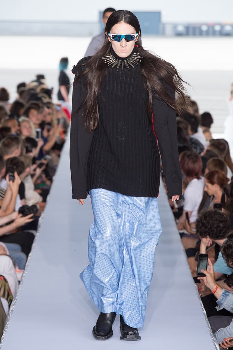 戦争で刻まれた恐怖心と怒りを投影した Vetements 2019年春夏コレクション デムナの母国である現ジョージアとロシア連邦間の紛争をテーマに採用 Demna Gvasalia デムナ・ヴァザリア Vetements ヴェトモン グルジア ジョージア 南オセチア紛争 グラフィックフーディ Tシャツ フィールドジャケット カーゴパンツ トゲを配したハイカットブーツ Reebok リーボック HYPEBEAST ハイプビースト