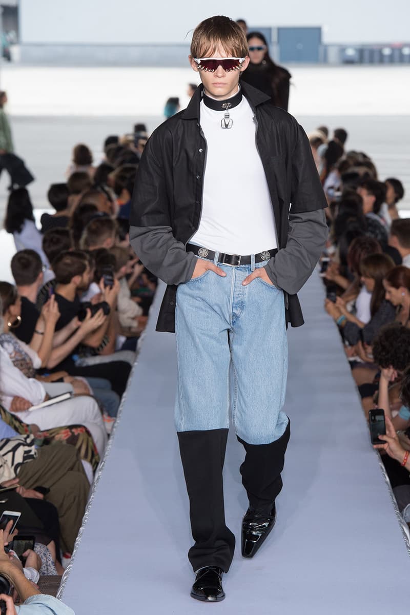 戦争で刻まれた恐怖心と怒りを投影した Vetements 2019年春夏コレクション デムナの母国である現ジョージアとロシア連邦間の紛争をテーマに採用 Demna Gvasalia デムナ・ヴァザリア Vetements ヴェトモン グルジア ジョージア 南オセチア紛争 グラフィックフーディ Tシャツ フィールドジャケット カーゴパンツ トゲを配したハイカットブーツ Reebok リーボック HYPEBEAST ハイプビースト