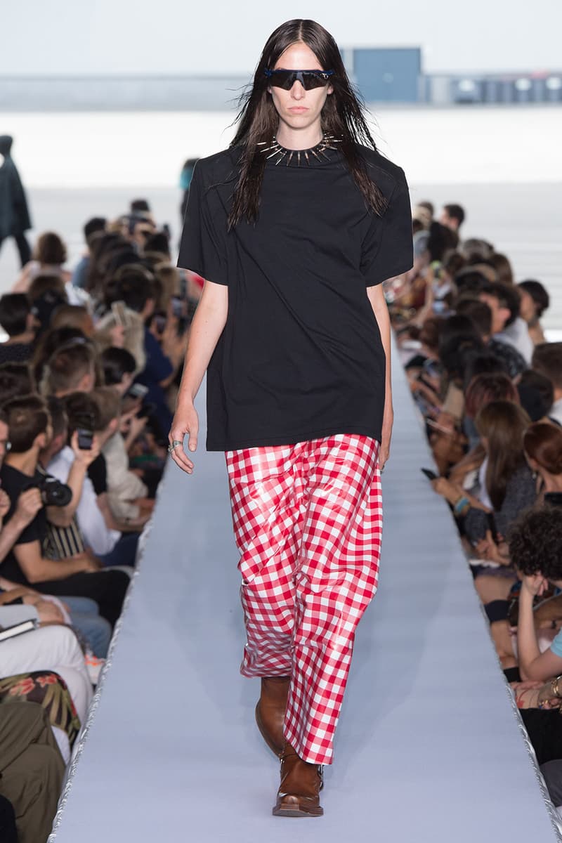 戦争で刻まれた恐怖心と怒りを投影した Vetements 2019年春夏コレクション デムナの母国である現ジョージアとロシア連邦間の紛争をテーマに採用 Demna Gvasalia デムナ・ヴァザリア Vetements ヴェトモン グルジア ジョージア 南オセチア紛争 グラフィックフーディ Tシャツ フィールドジャケット カーゴパンツ トゲを配したハイカットブーツ Reebok リーボック HYPEBEAST ハイプビースト