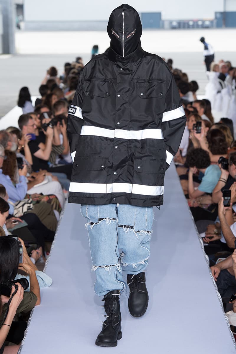 戦争で刻まれた恐怖心と怒りを投影した Vetements 2019年春夏コレクション デムナの母国である現ジョージアとロシア連邦間の紛争をテーマに採用 Demna Gvasalia デムナ・ヴァザリア Vetements ヴェトモン グルジア ジョージア 南オセチア紛争 グラフィックフーディ Tシャツ フィールドジャケット カーゴパンツ トゲを配したハイカットブーツ Reebok リーボック HYPEBEAST ハイプビースト