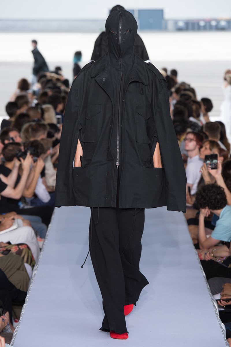 戦争で刻まれた恐怖心と怒りを投影した Vetements 2019年春夏コレクション デムナの母国である現ジョージアとロシア連邦間の紛争をテーマに採用 Demna Gvasalia デムナ・ヴァザリア Vetements ヴェトモン グルジア ジョージア 南オセチア紛争 グラフィックフーディ Tシャツ フィールドジャケット カーゴパンツ トゲを配したハイカットブーツ Reebok リーボック HYPEBEAST ハイプビースト