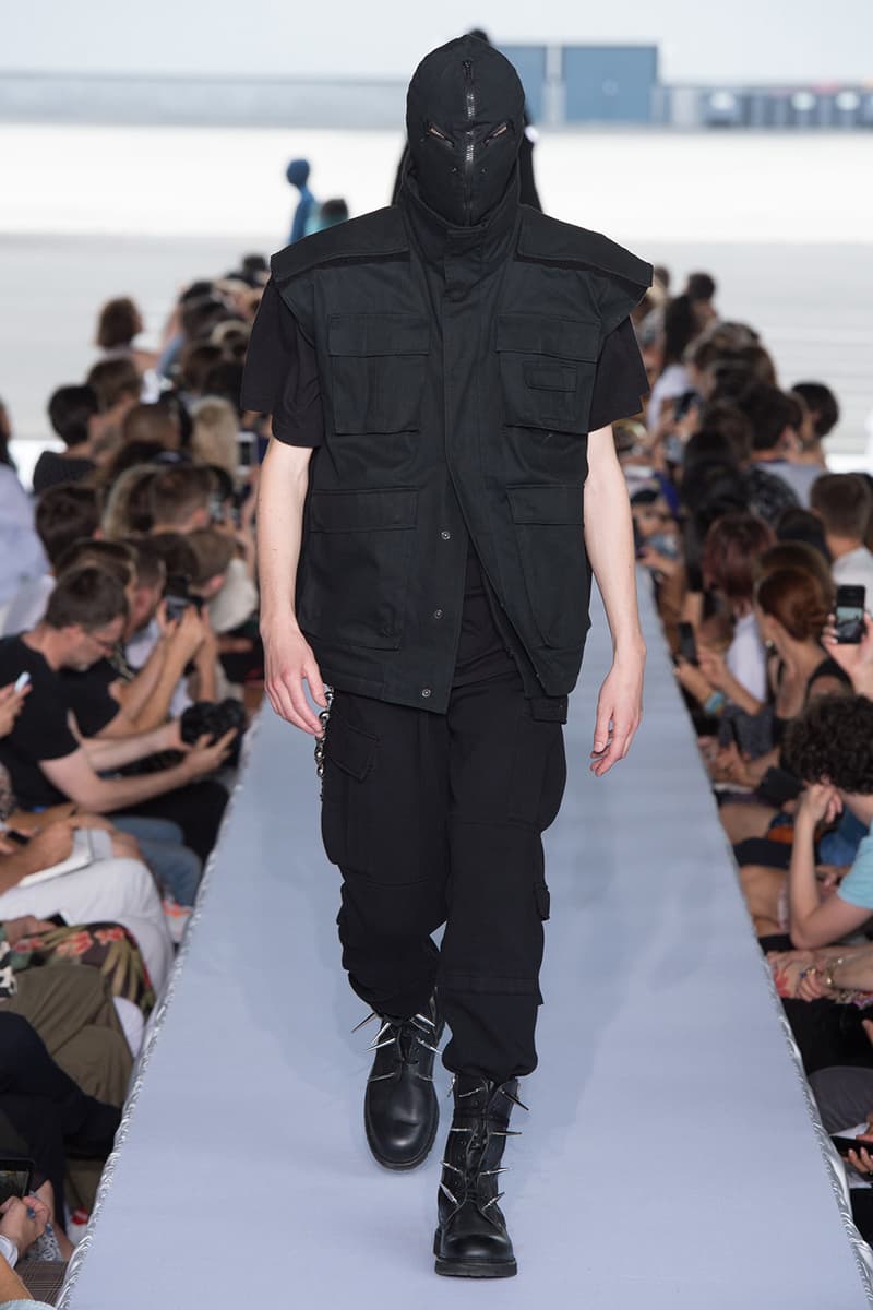 戦争で刻まれた恐怖心と怒りを投影した Vetements 2019年春夏コレクション デムナの母国である現ジョージアとロシア連邦間の紛争をテーマに採用 Demna Gvasalia デムナ・ヴァザリア Vetements ヴェトモン グルジア ジョージア 南オセチア紛争 グラフィックフーディ Tシャツ フィールドジャケット カーゴパンツ トゲを配したハイカットブーツ Reebok リーボック HYPEBEAST ハイプビースト