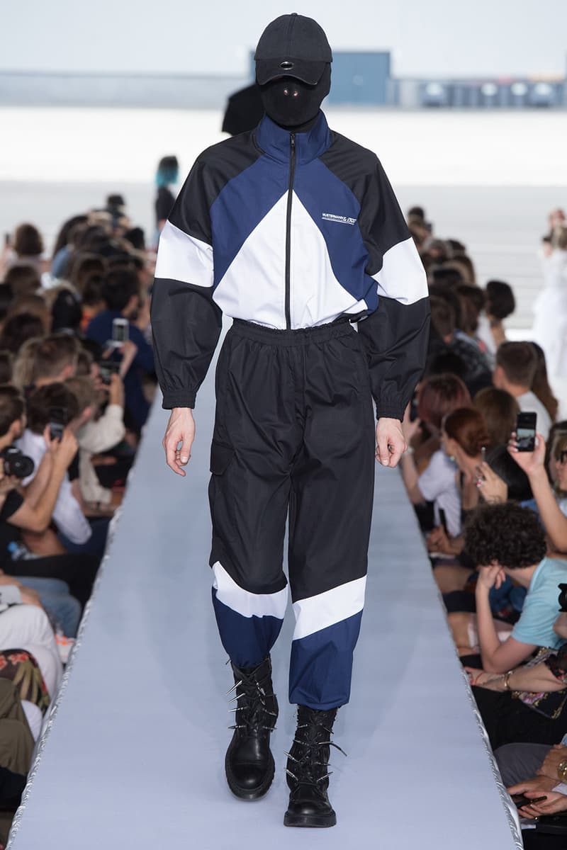 戦争で刻まれた恐怖心と怒りを投影した Vetements 2019年春夏コレクション デムナの母国である現ジョージアとロシア連邦間の紛争をテーマに採用 Demna Gvasalia デムナ・ヴァザリア Vetements ヴェトモン グルジア ジョージア 南オセチア紛争 グラフィックフーディ Tシャツ フィールドジャケット カーゴパンツ トゲを配したハイカットブーツ Reebok リーボック HYPEBEAST ハイプビースト