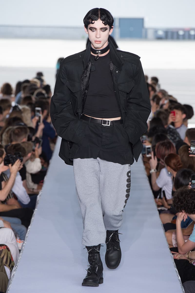 戦争で刻まれた恐怖心と怒りを投影した Vetements 2019年春夏コレクション デムナの母国である現ジョージアとロシア連邦間の紛争をテーマに採用 Demna Gvasalia デムナ・ヴァザリア Vetements ヴェトモン グルジア ジョージア 南オセチア紛争 グラフィックフーディ Tシャツ フィールドジャケット カーゴパンツ トゲを配したハイカットブーツ Reebok リーボック HYPEBEAST ハイプビースト