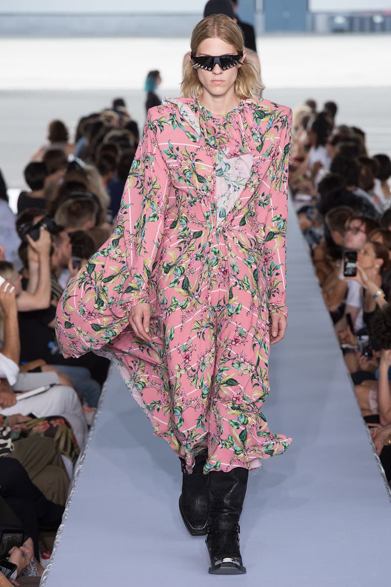 戦争で刻まれた恐怖心と怒りを投影した Vetements 2019年春夏コレクション デムナの母国である現ジョージアとロシア連邦間の紛争をテーマに採用 Demna Gvasalia デムナ・ヴァザリア Vetements ヴェトモン グルジア ジョージア 南オセチア紛争 グラフィックフーディ Tシャツ フィールドジャケット カーゴパンツ トゲを配したハイカットブーツ Reebok リーボック HYPEBEAST ハイプビースト