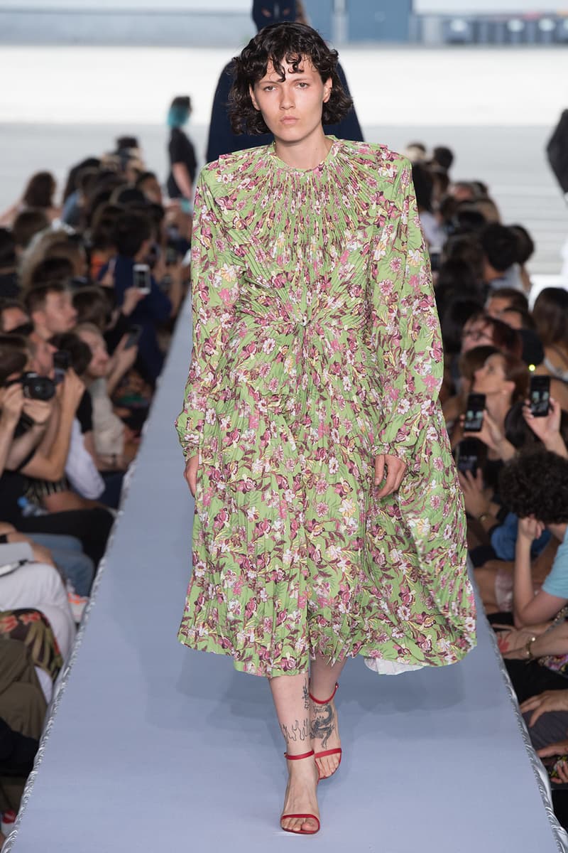 戦争で刻まれた恐怖心と怒りを投影した Vetements 2019年春夏コレクション デムナの母国である現ジョージアとロシア連邦間の紛争をテーマに採用 Demna Gvasalia デムナ・ヴァザリア Vetements ヴェトモン グルジア ジョージア 南オセチア紛争 グラフィックフーディ Tシャツ フィールドジャケット カーゴパンツ トゲを配したハイカットブーツ Reebok リーボック HYPEBEAST ハイプビースト