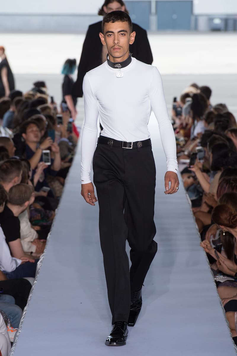 戦争で刻まれた恐怖心と怒りを投影した Vetements 2019年春夏コレクション デムナの母国である現ジョージアとロシア連邦間の紛争をテーマに採用 Demna Gvasalia デムナ・ヴァザリア Vetements ヴェトモン グルジア ジョージア 南オセチア紛争 グラフィックフーディ Tシャツ フィールドジャケット カーゴパンツ トゲを配したハイカットブーツ Reebok リーボック HYPEBEAST ハイプビースト
